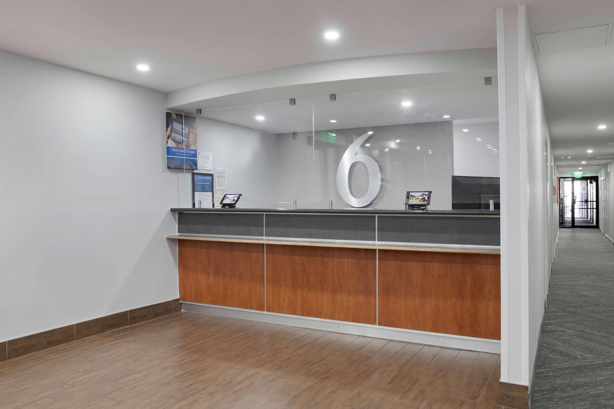 Vista Lobby Motel 6 Atlanta, GA - Downtown