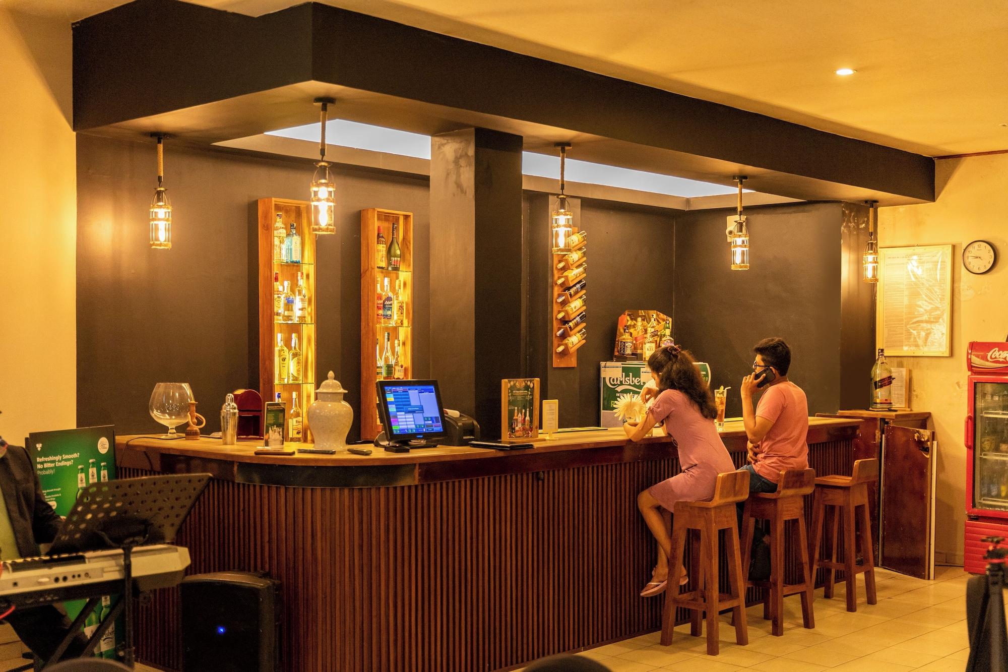 Bar/Salón Kandyan Reach Hotel