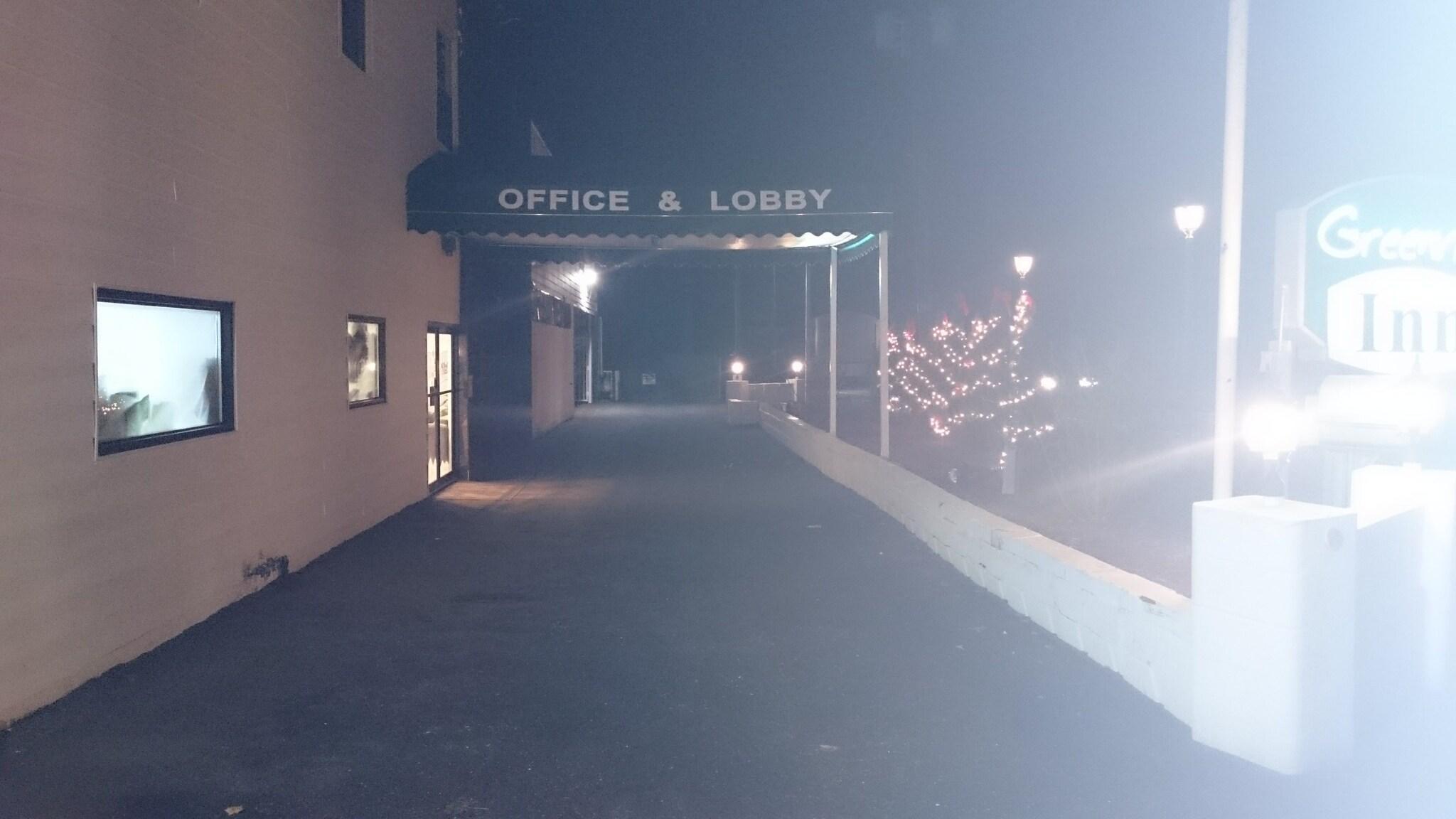 Vista Exterior Greenview Inn Riverhead