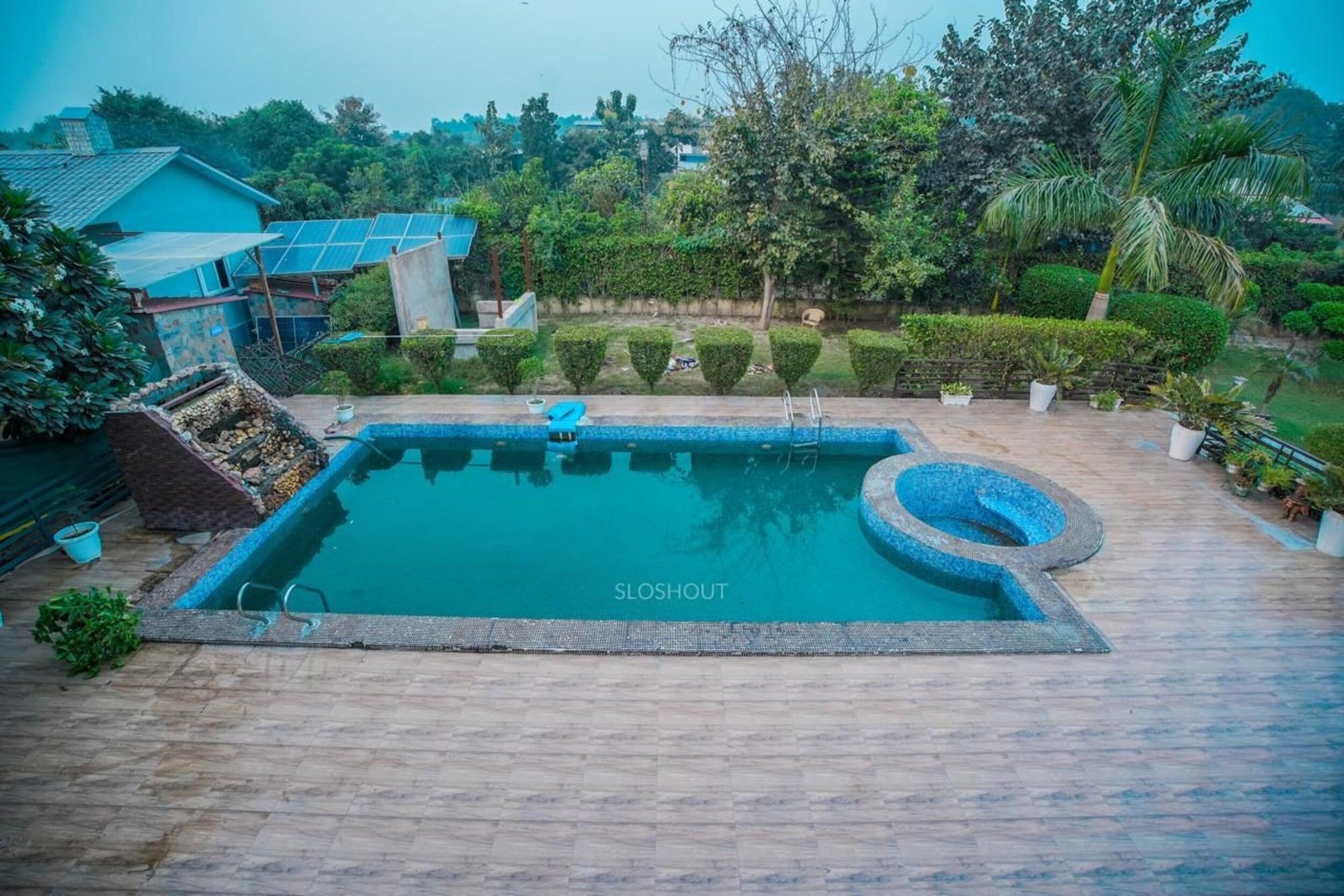 Vista Piscina Taj Royal Farm