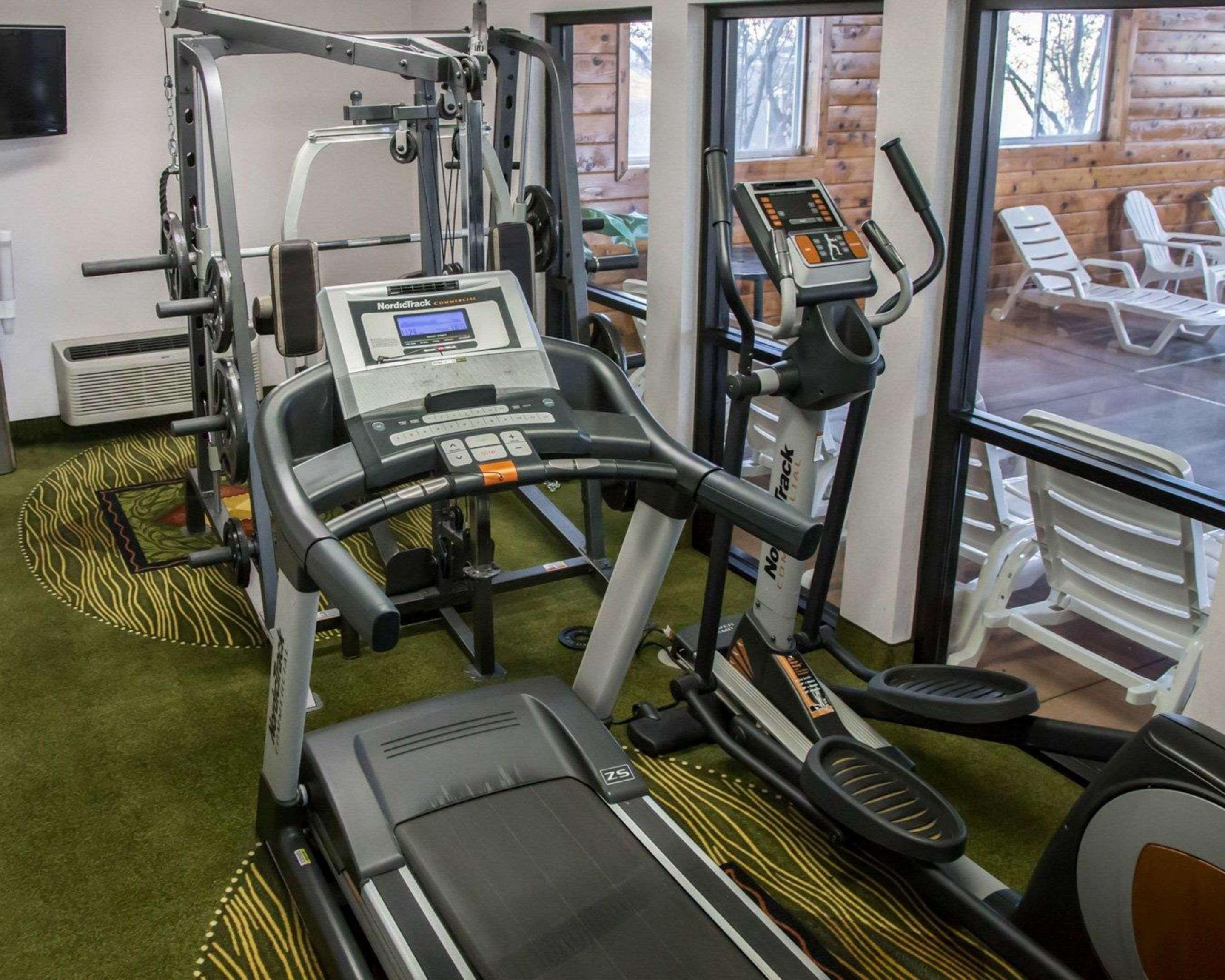 Gimnasio Quality Inn & Suites Loves Park near Rockford