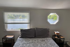 Alquiler Vacacional - Cozy lake house with hot tub. Enjoy everything the Berkshires have to offer!