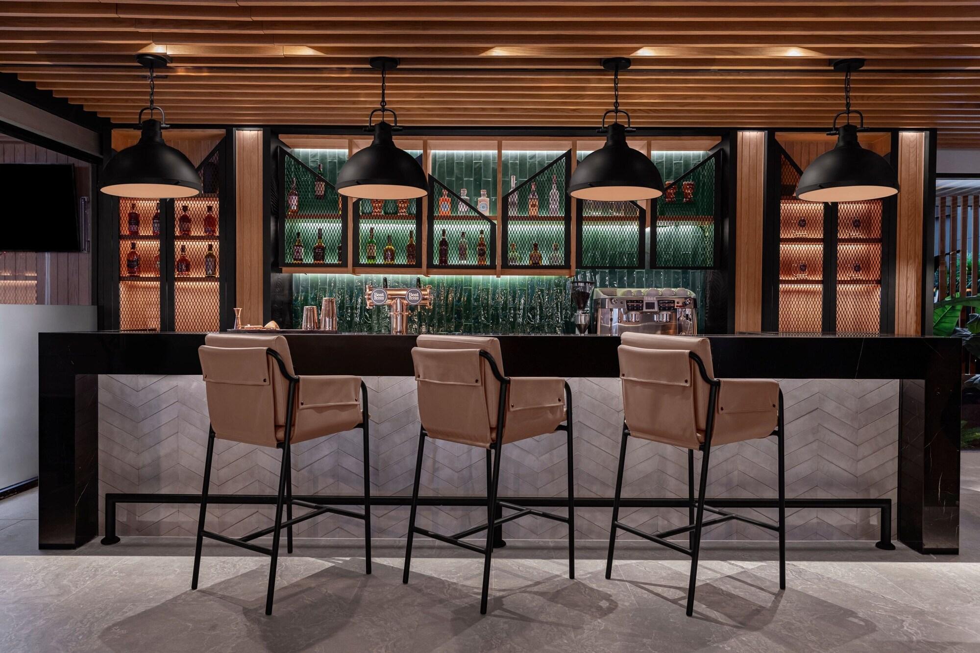 Restaurant Four Points by Sheraton Phuket Patong Beach Resort