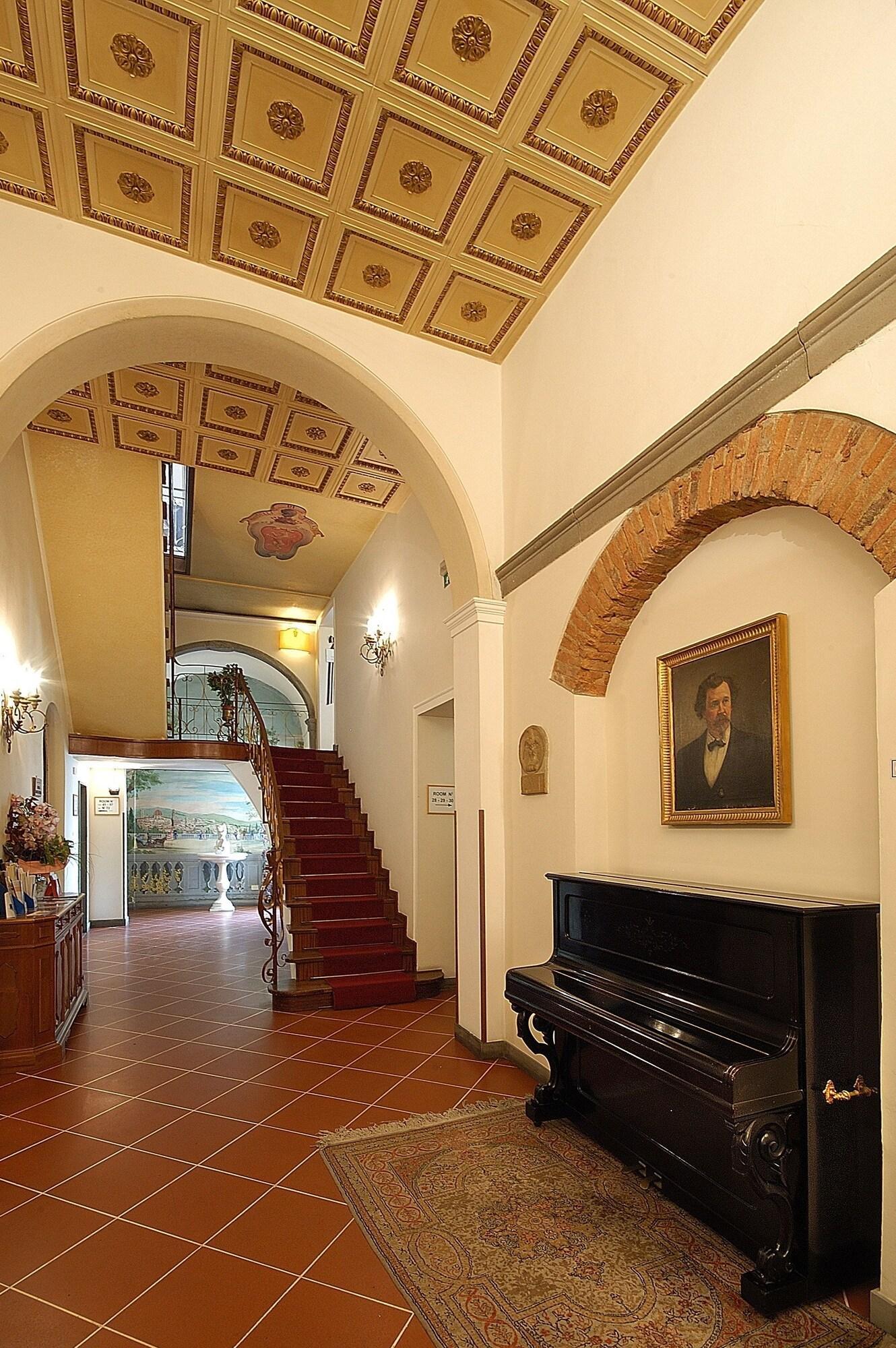 Varios Hotel Martelli