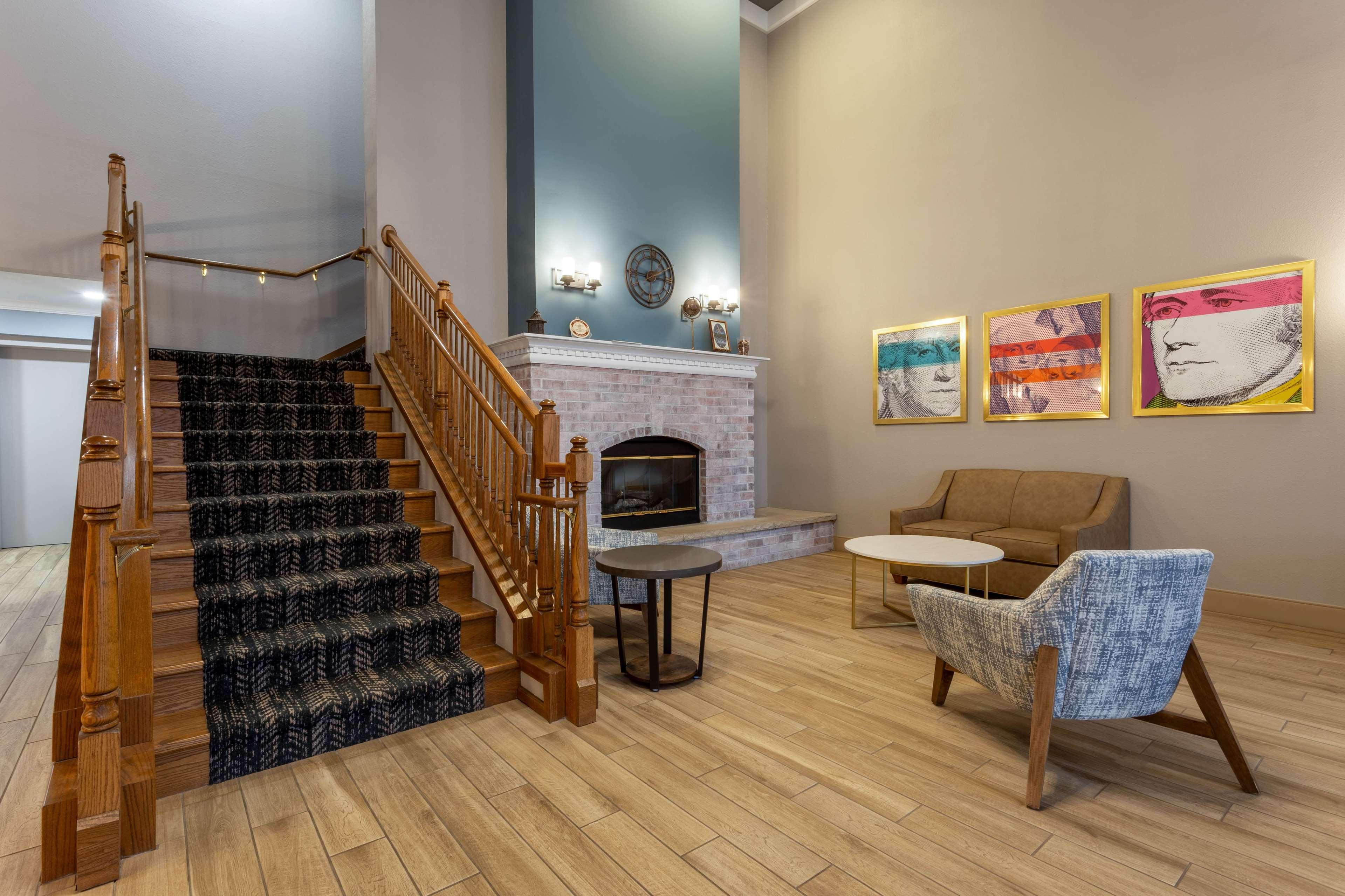 Vista Lobby AmericInn by Wyndham Fulton Clinton