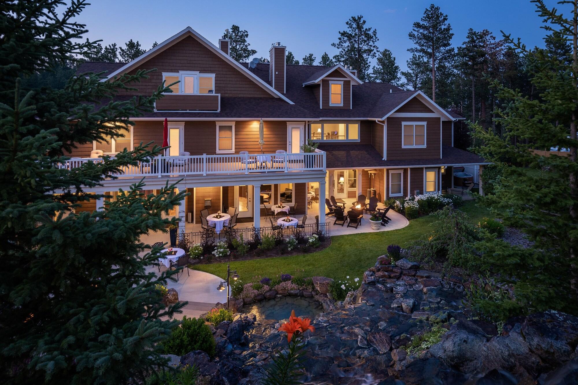 Varios Summer Creek Inn