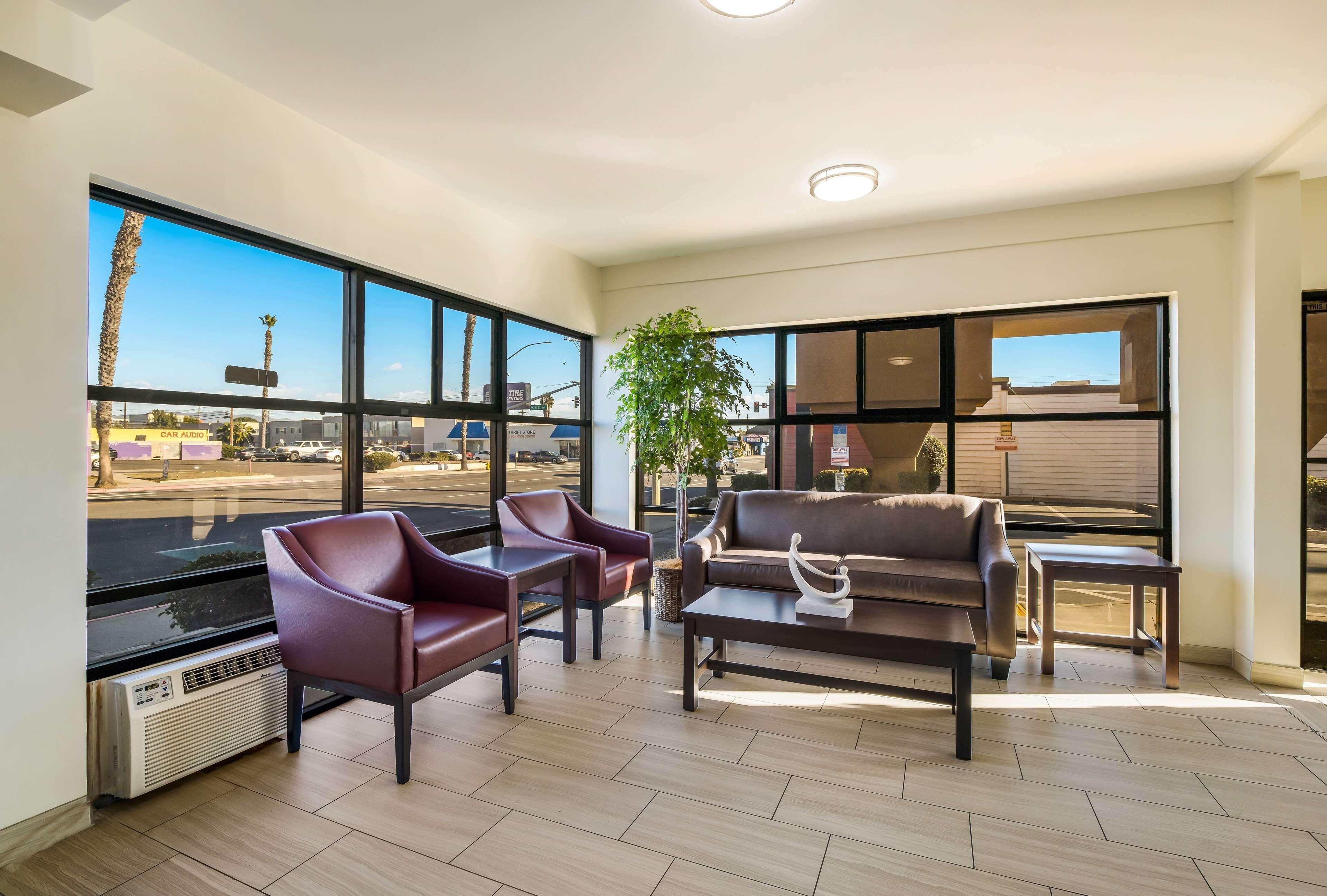 Vista Lobby Days Inn by Wyndham Chula Vista/San Diego