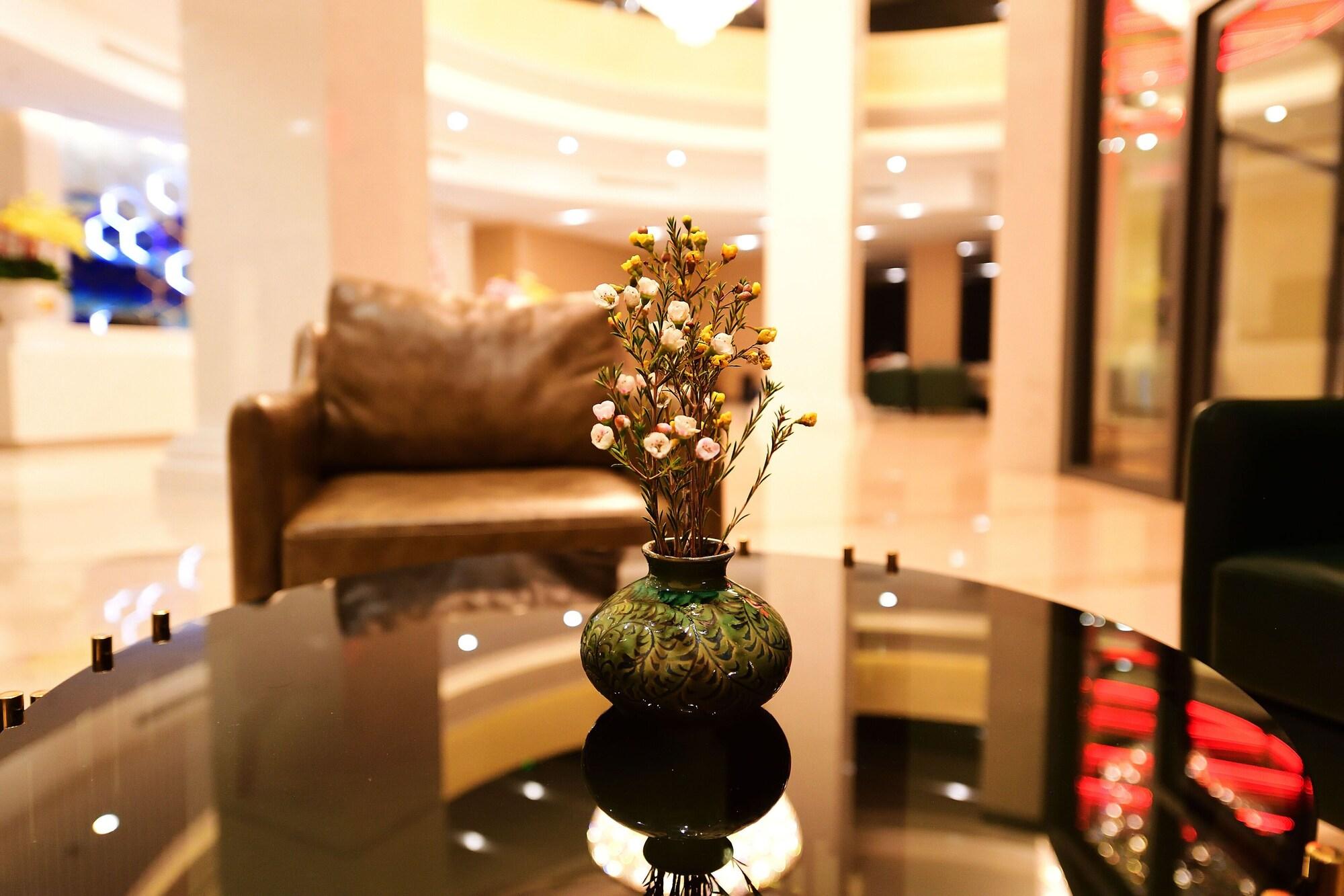 Vista Lobby The Cap Hotel