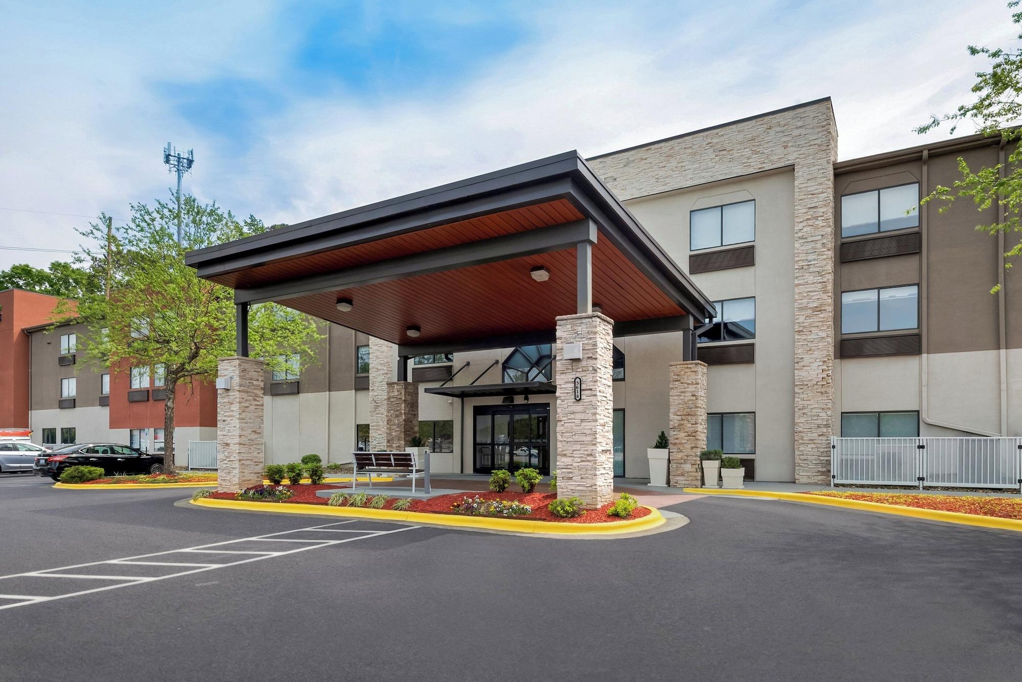 Vista Exterior Holiday Inn Express & Suites Raleigh NE - Medical Ctr Area by IHG