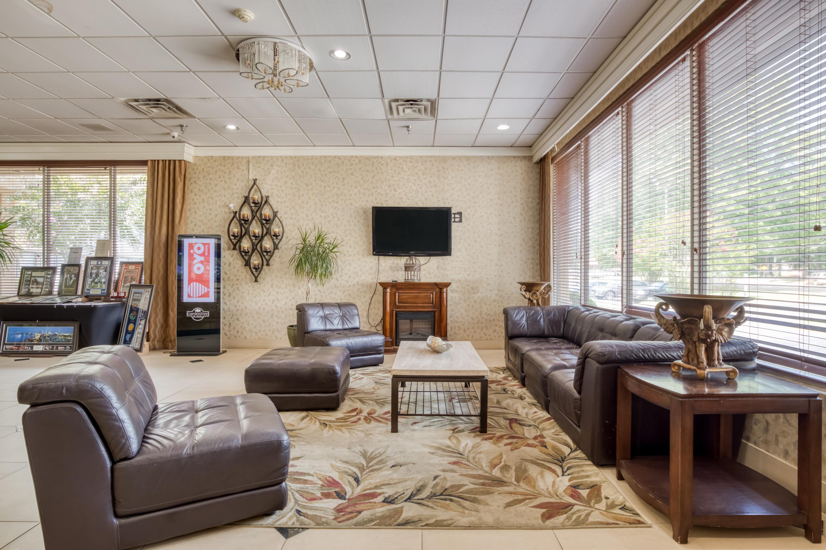 Vista Lobby OYO Hotel Memphis TN I-40