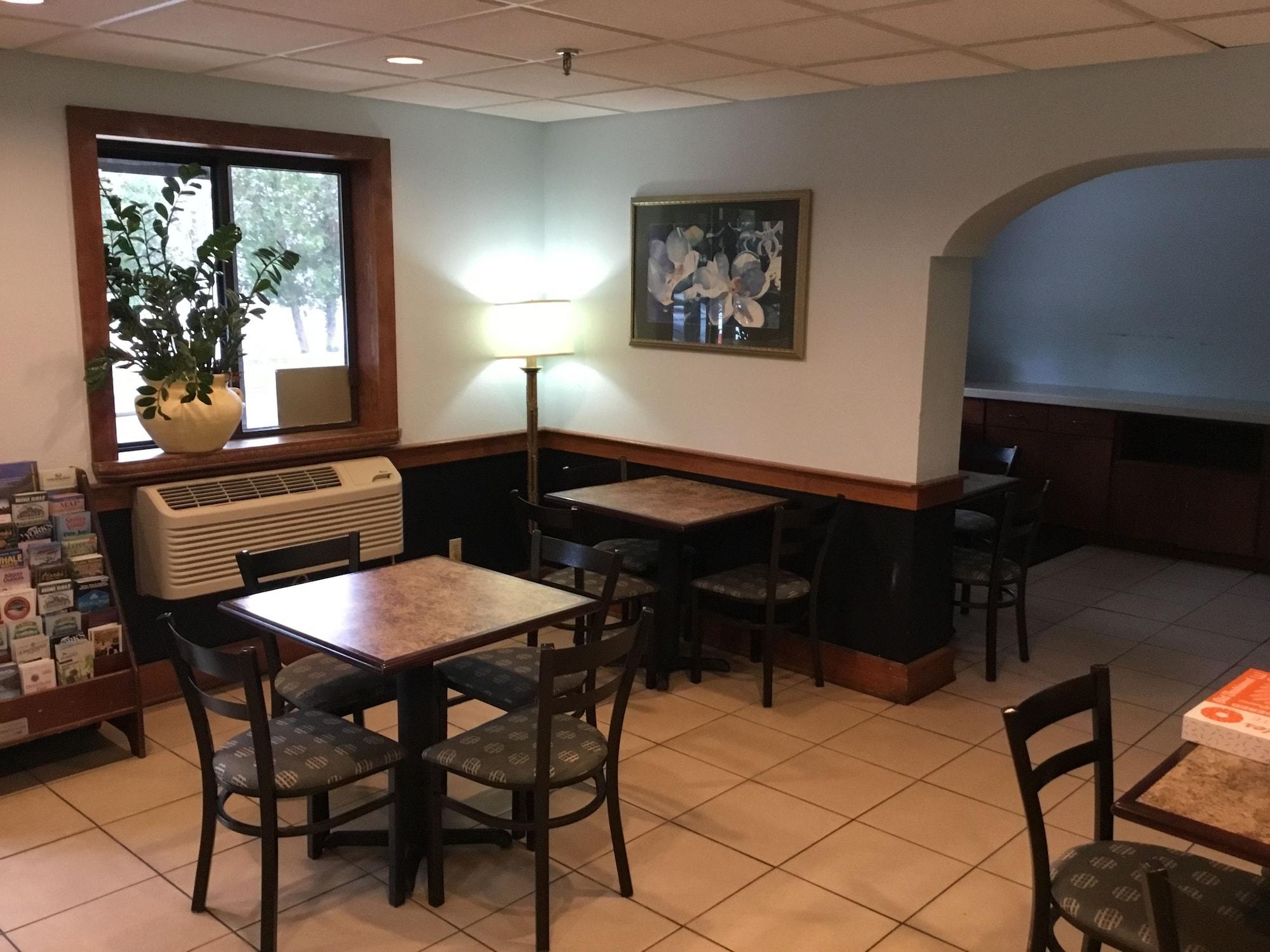 Restaurant Super 8 by Wyndham Manchester Airport