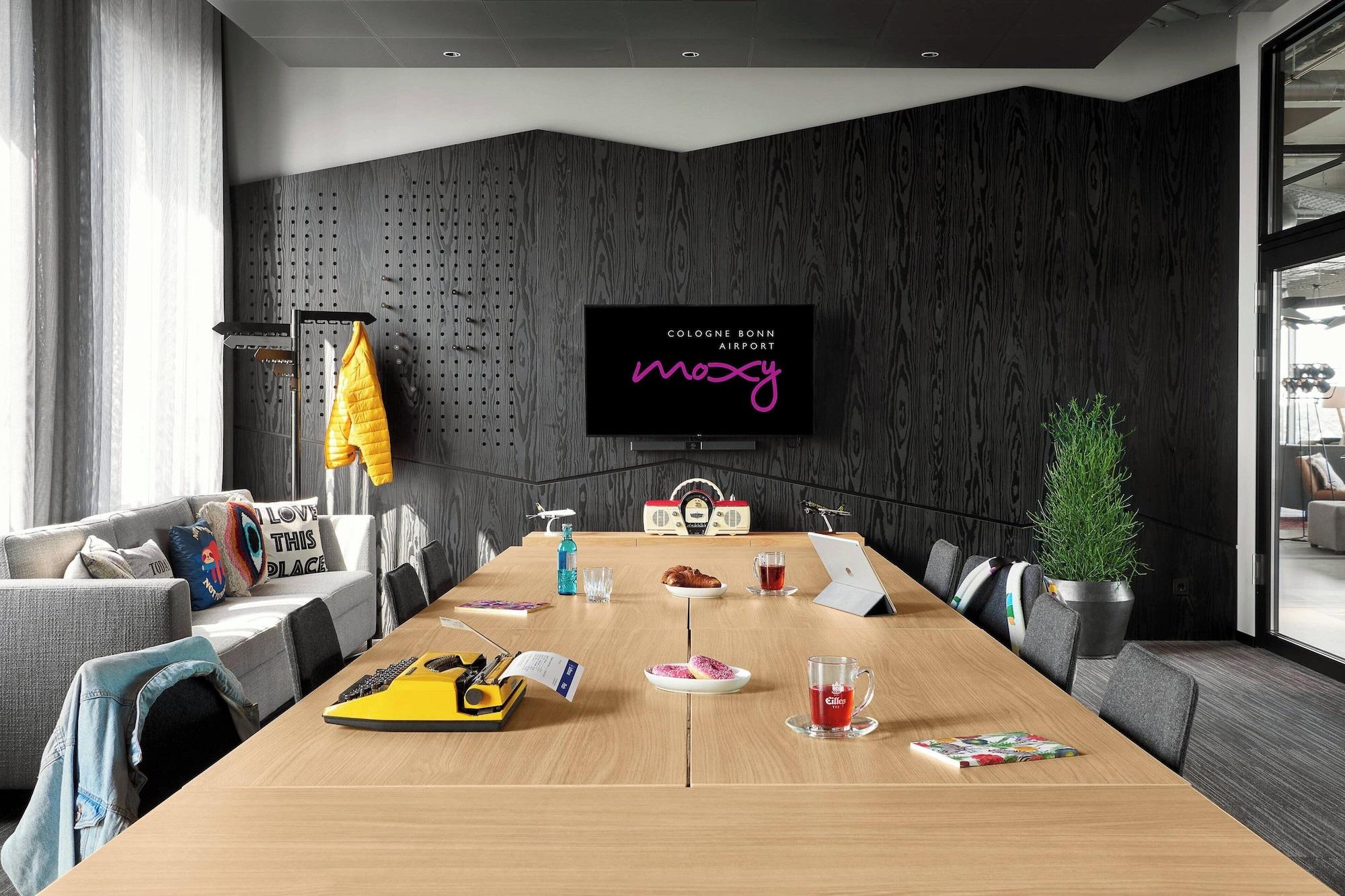 Sala de Reuniones Moxy Cologne Bonn Airport