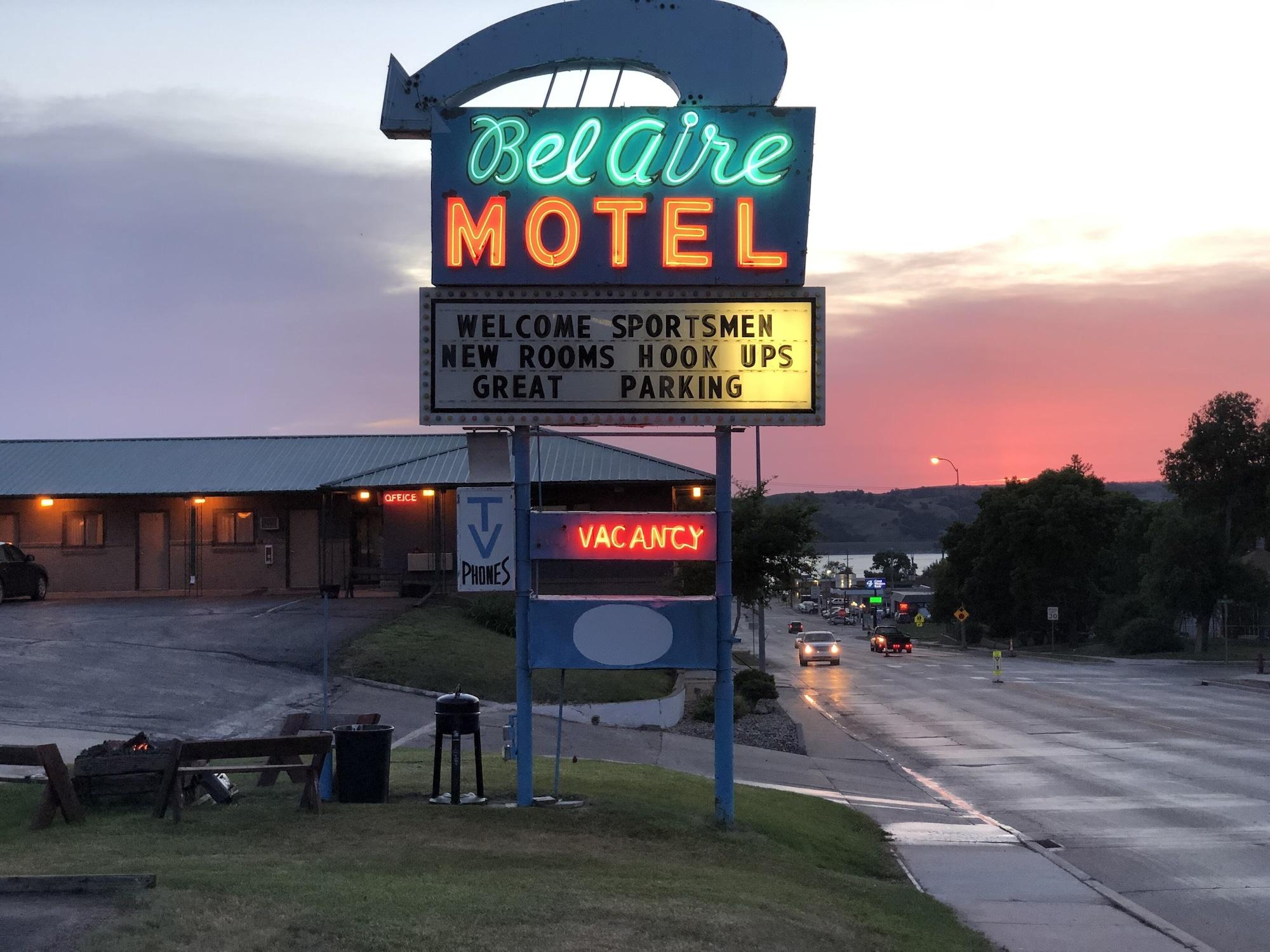 Varios Bel Aire Motel