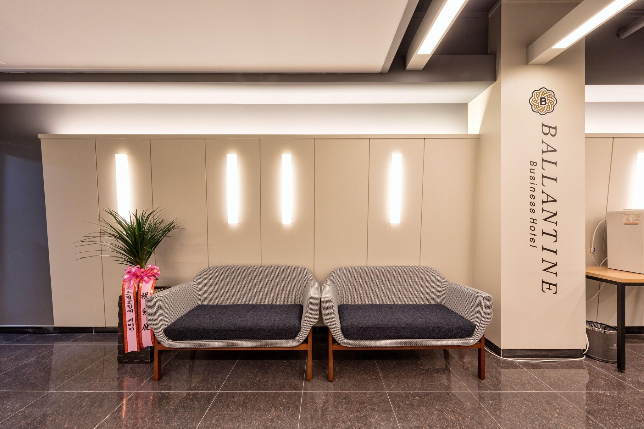 Vista Lobby Ballantine Business Hotel