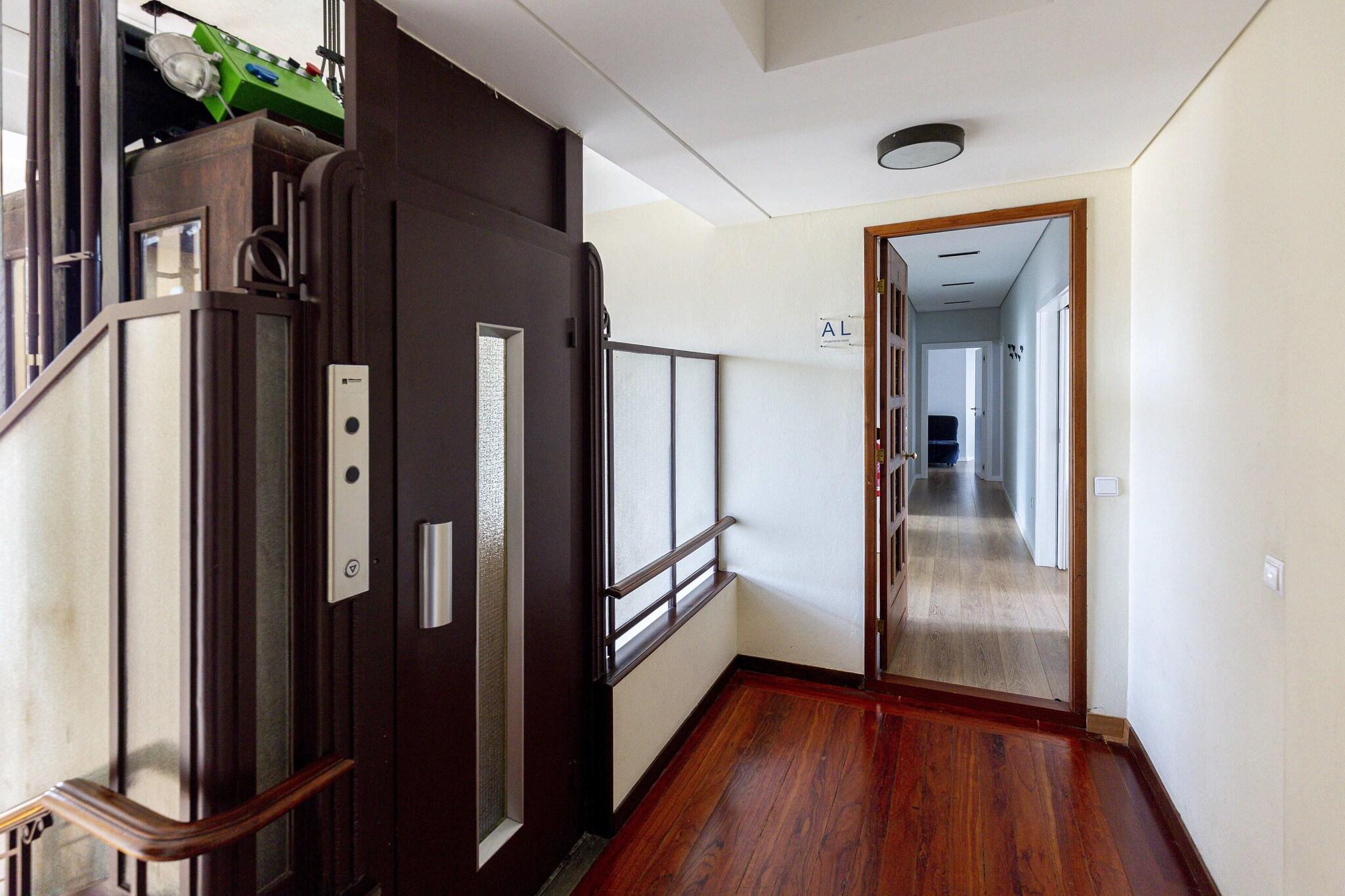 Vista Lobby Feel Porto Downtown Townhouses
