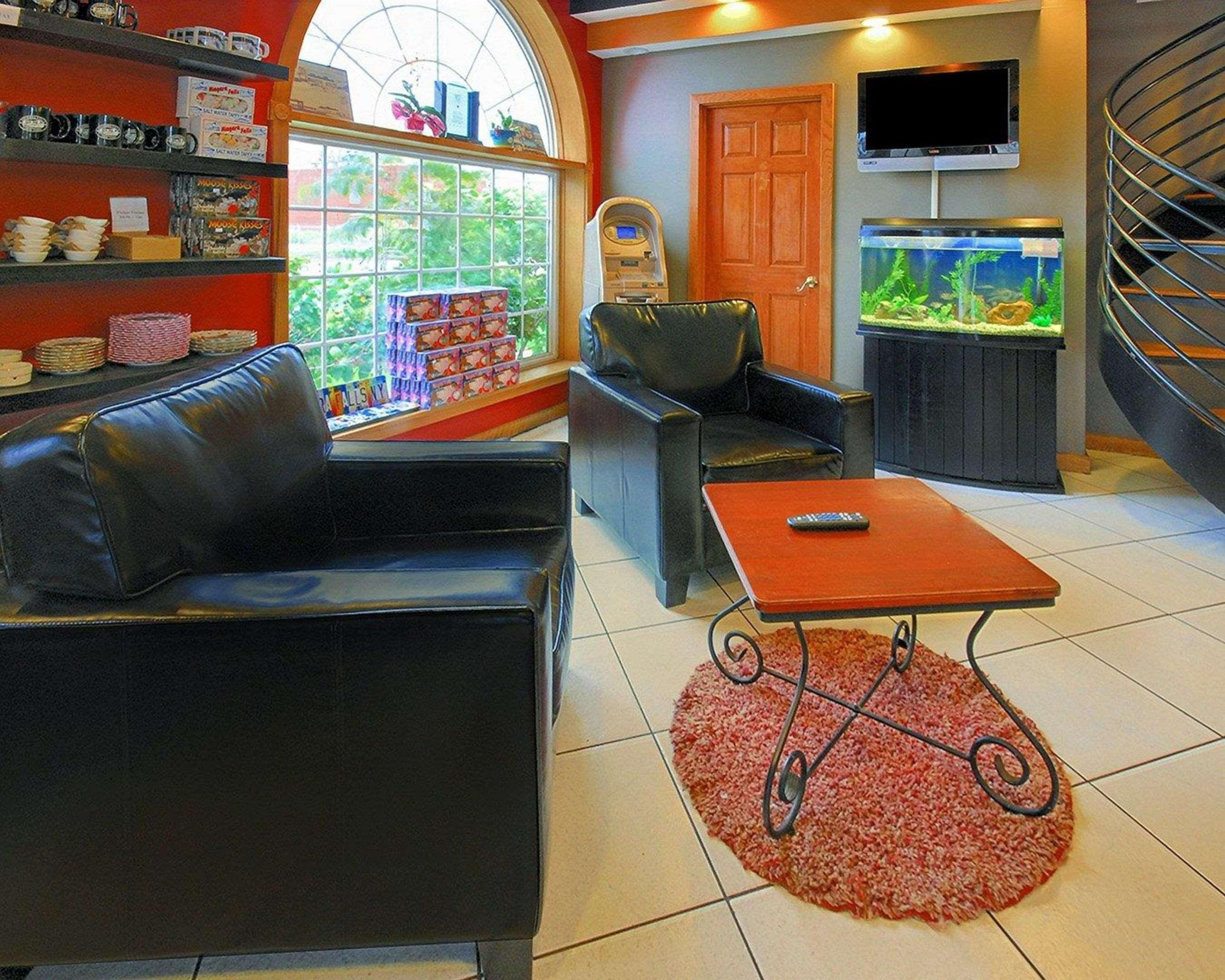 Vista Lobby Econo Lodge At The Falls North