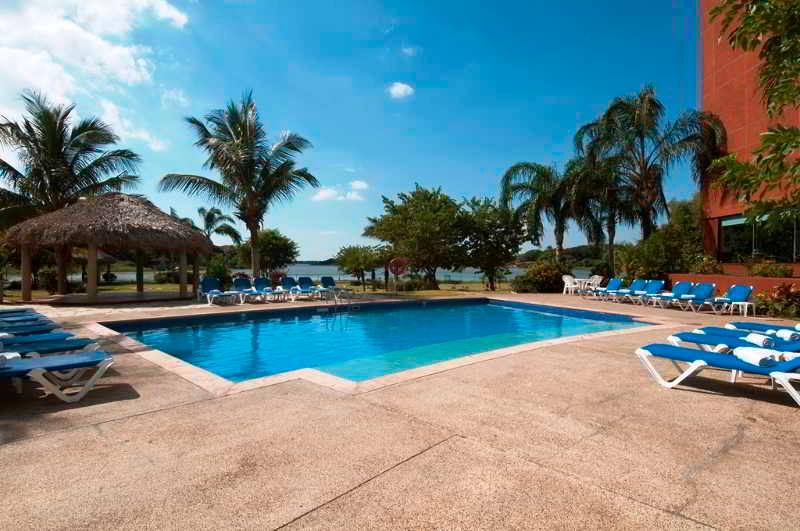 Vista da piscina Fiesta Inn Tampico