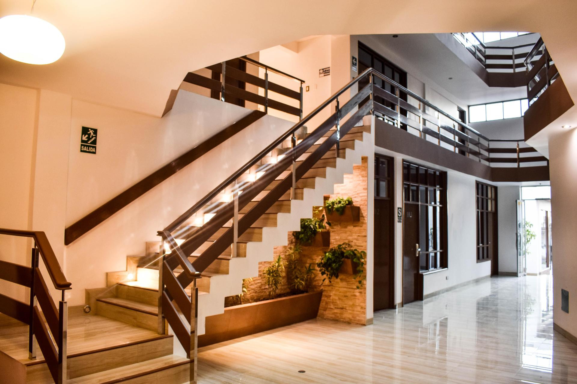 Varios Hotel Royal Inn