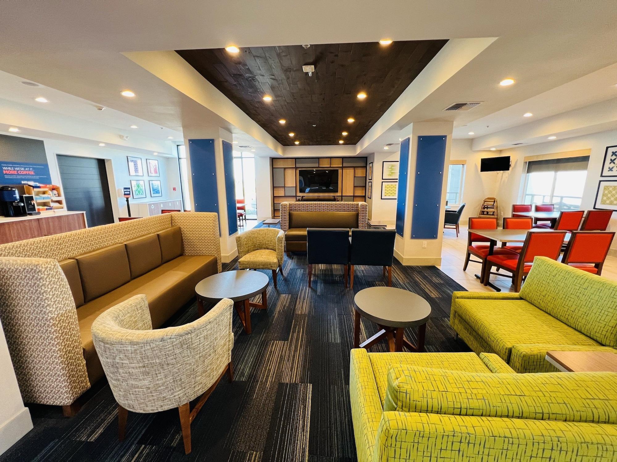 Vista Lobby Holiday Inn Express & Suites Salinas by IHG