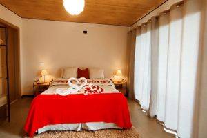 Alquiler Vacacional - Romantic apartment with hot tub and mountain views, breakfast included.