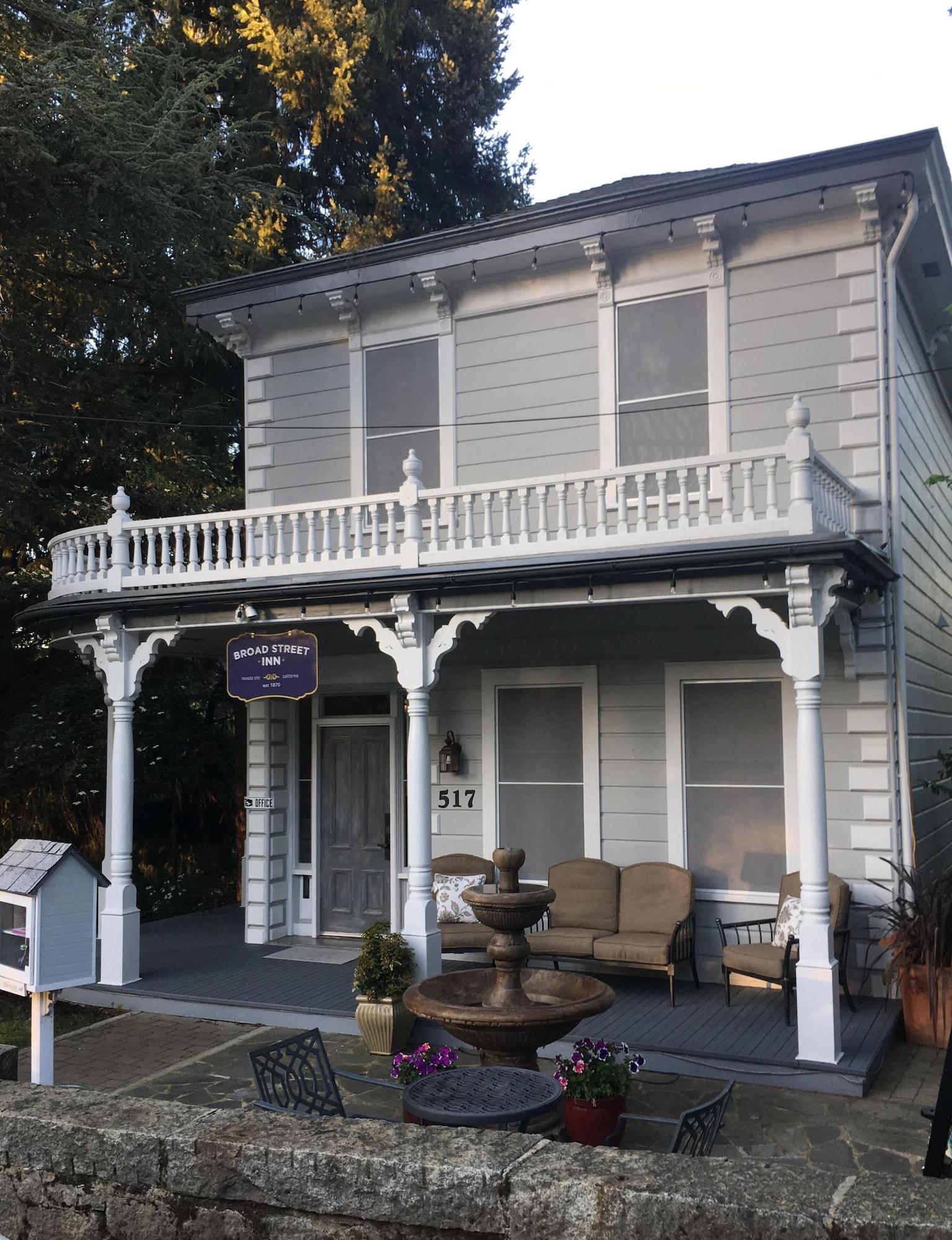 Varios Broad Street Inn