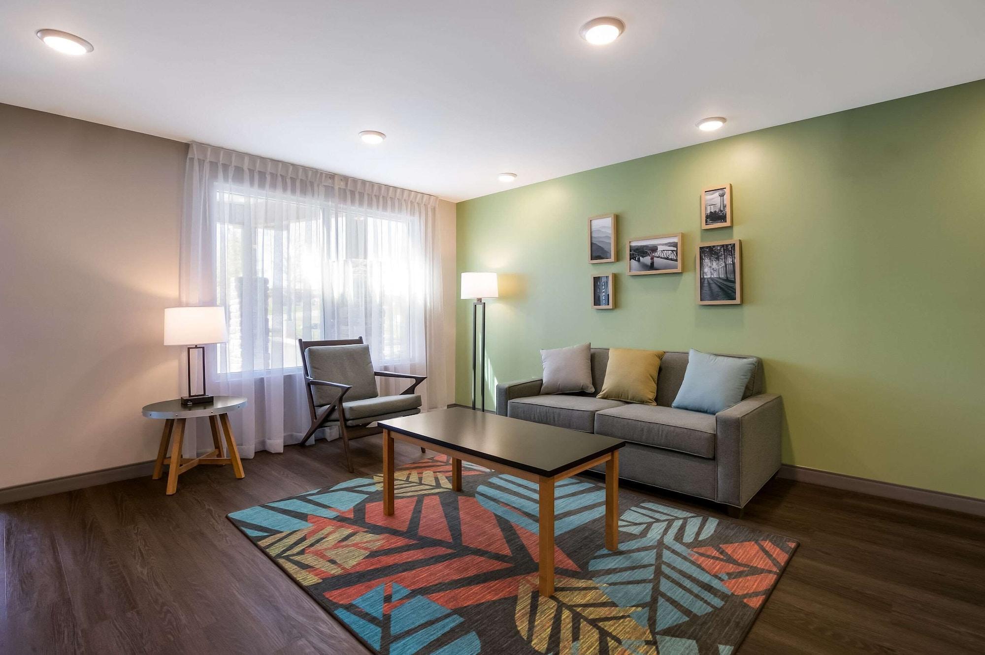 Vista Lobby WoodSpring Suites Knoxville - Cedar Bluff