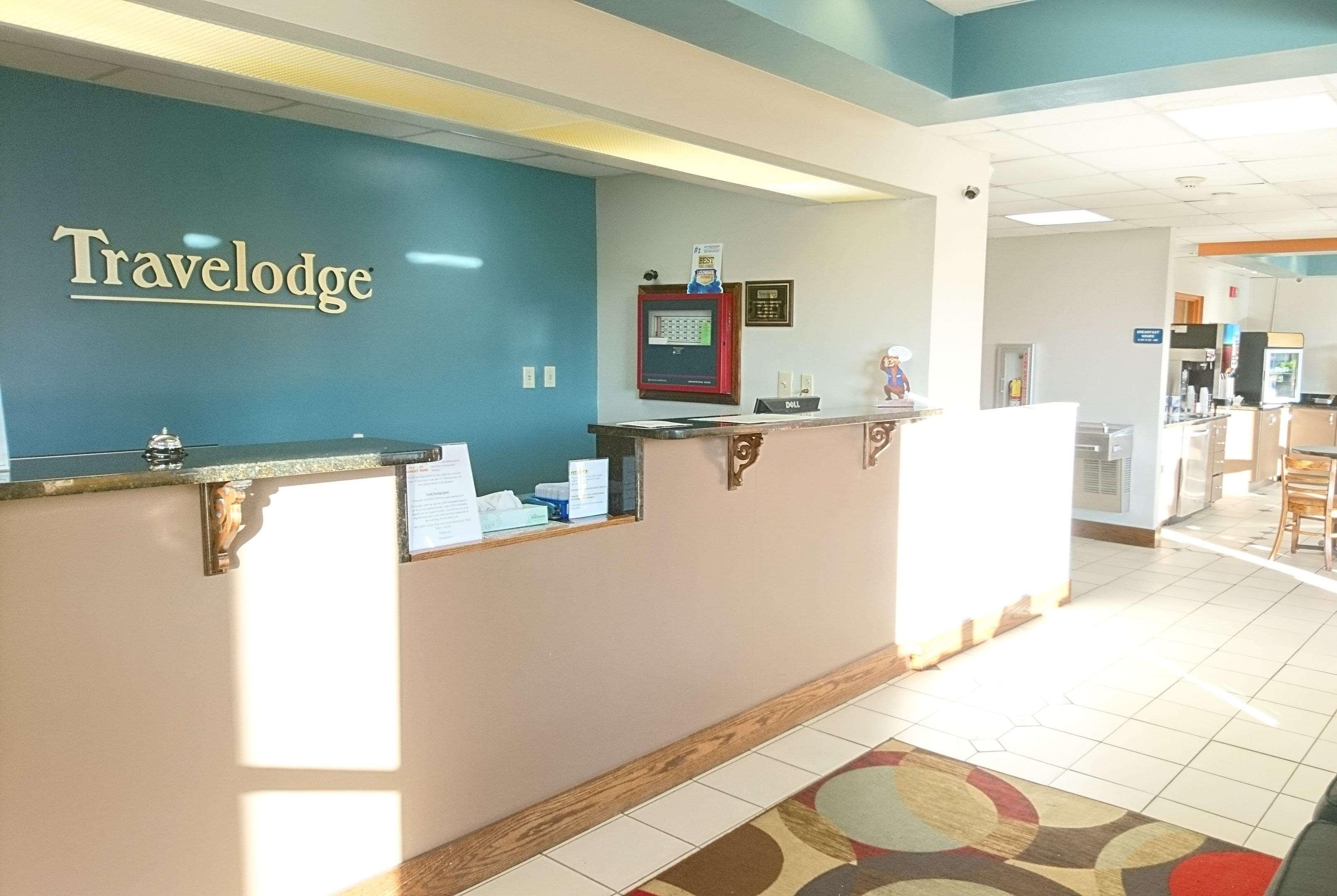 Vista Lobby Travelodge by Wyndham Knoxville East