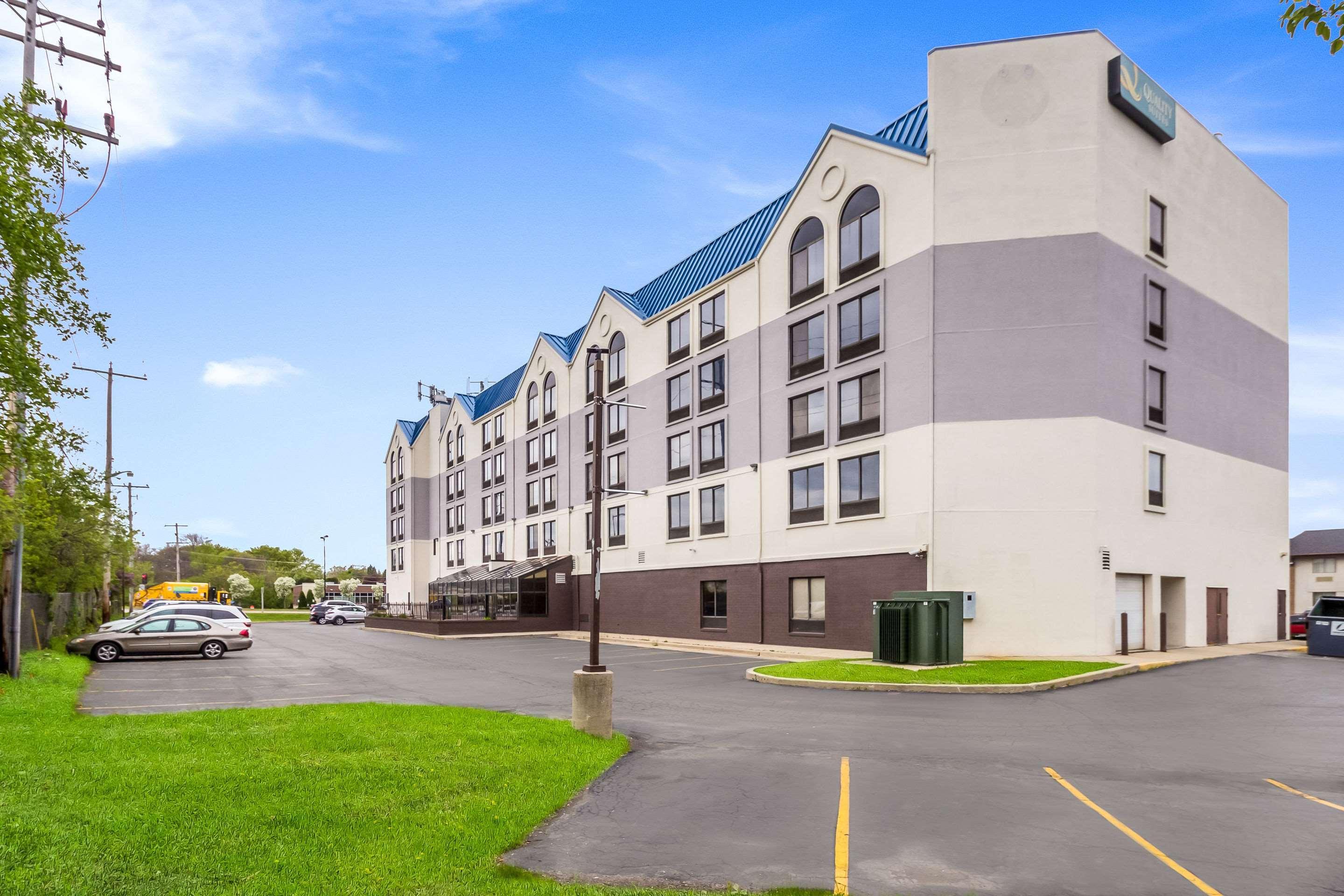 Vista Exterior Quality Suites Milwaukee Airport