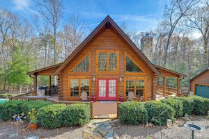 Arriendo temporal - 1 Mi to Lake Tillery: Outdoor Retreat w/ Hot Tub!