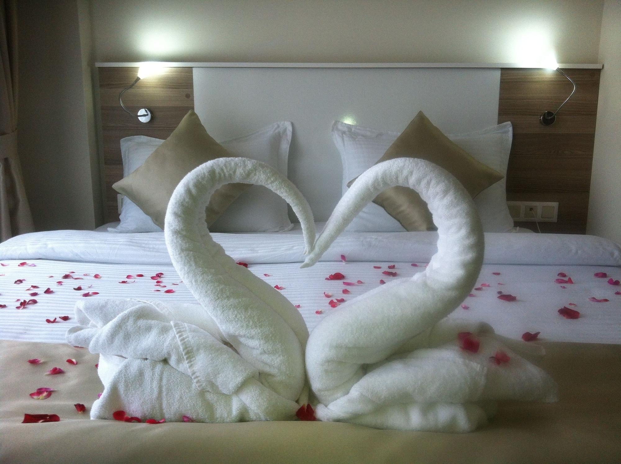 Varios Bayrambey Otel