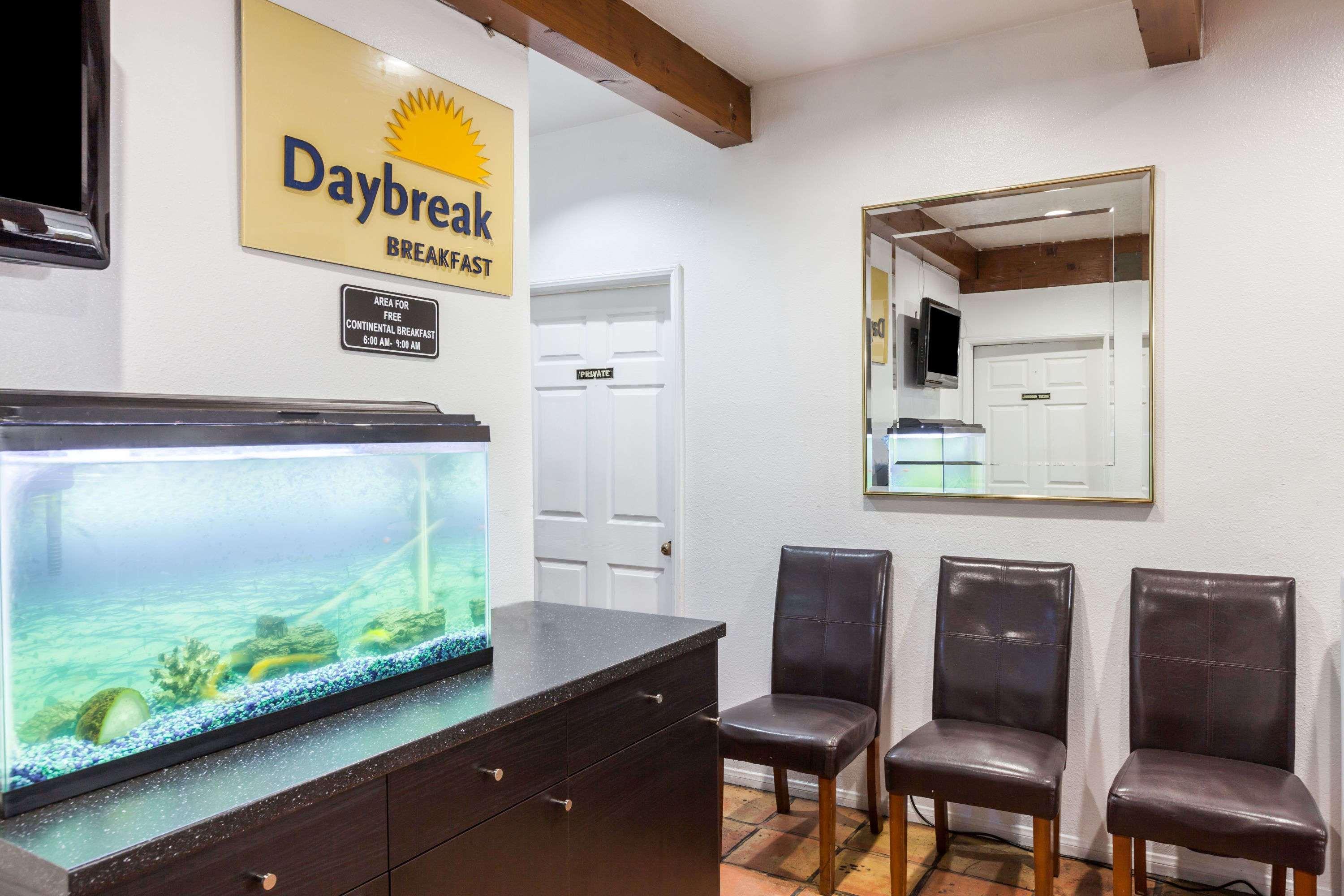 Vista Lobby Days Inn by Wyndham Castaic Six Flags Magic Mountain