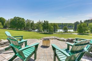 Arriendo temporal - Walk to Bethel Woods: Family Home w/ Deck & Views!