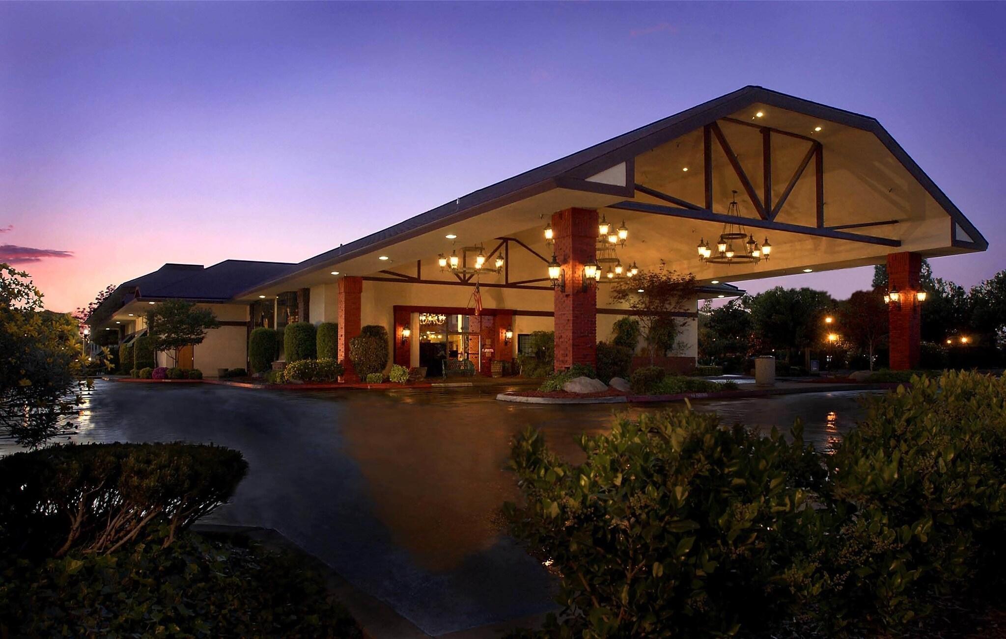 Vista Exterior University Square Hotel