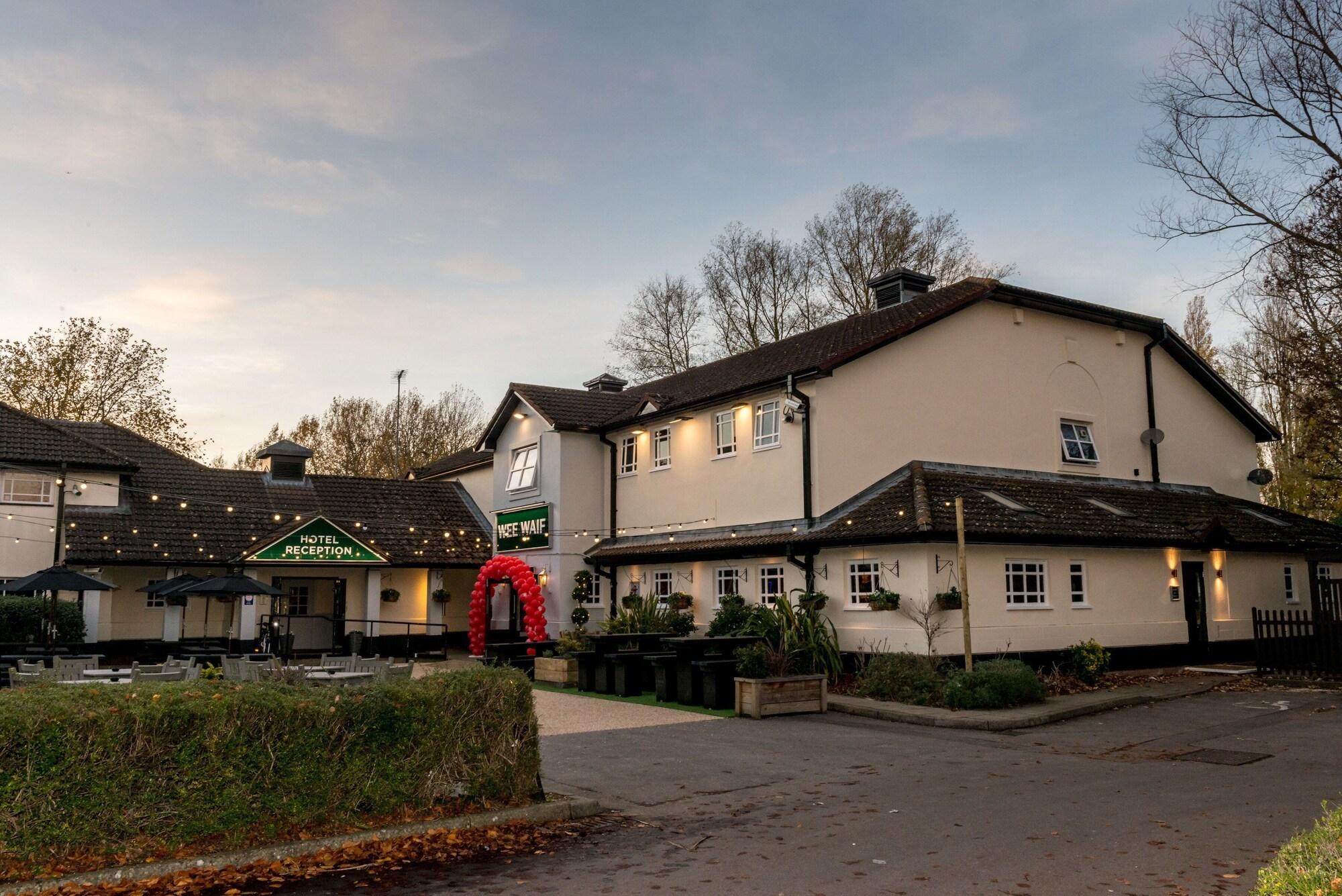 Vista Exterior The Wee Waif Reading by Greene King Inns