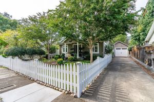 Alquiler Vacacional - Luxurious Downtown Guest Cottage / 2 Beds / Garden Oasis w/Firepit