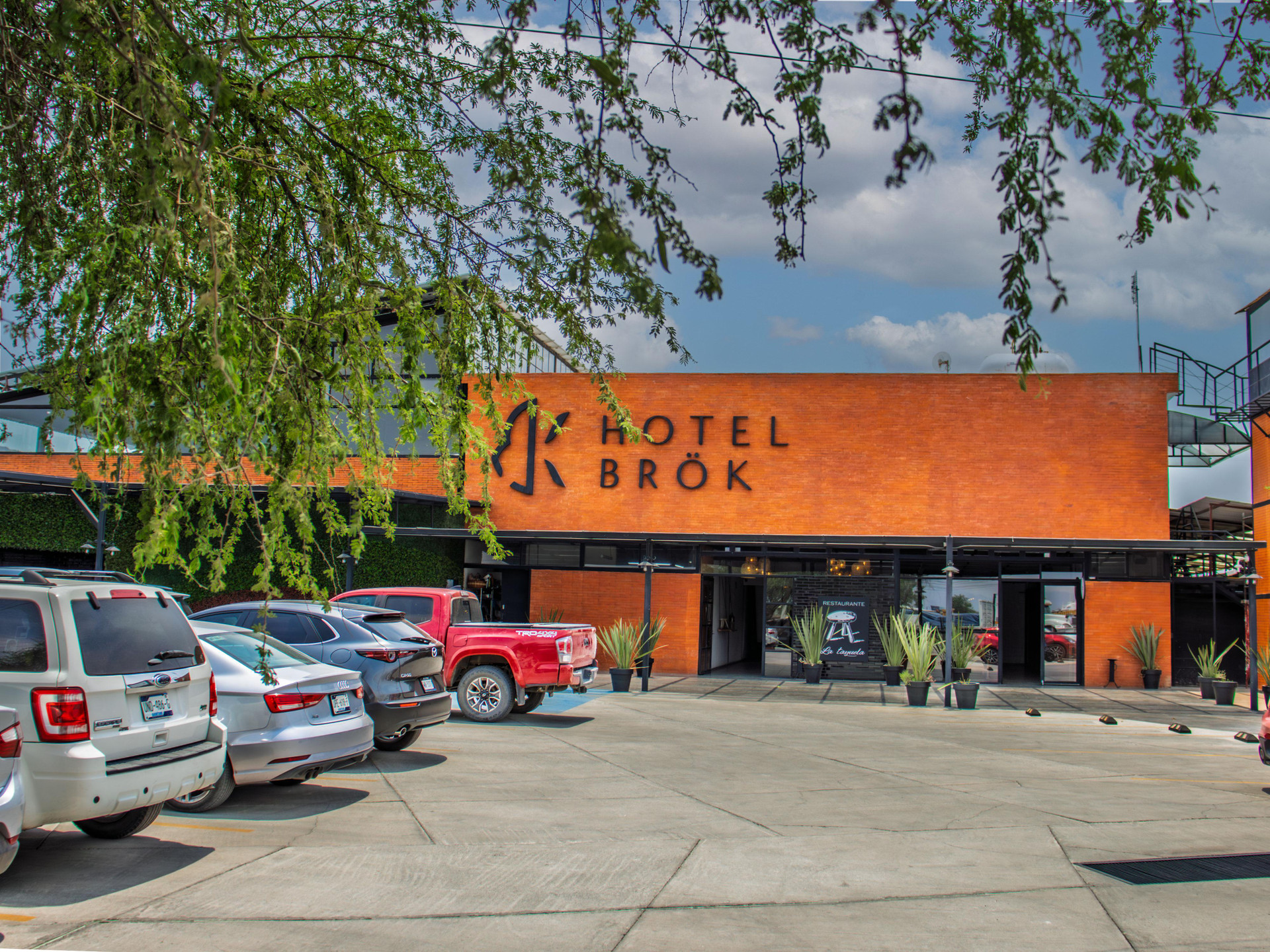 Estacionamiento HOTEL BRÖK SAN JUAN DEL RIO