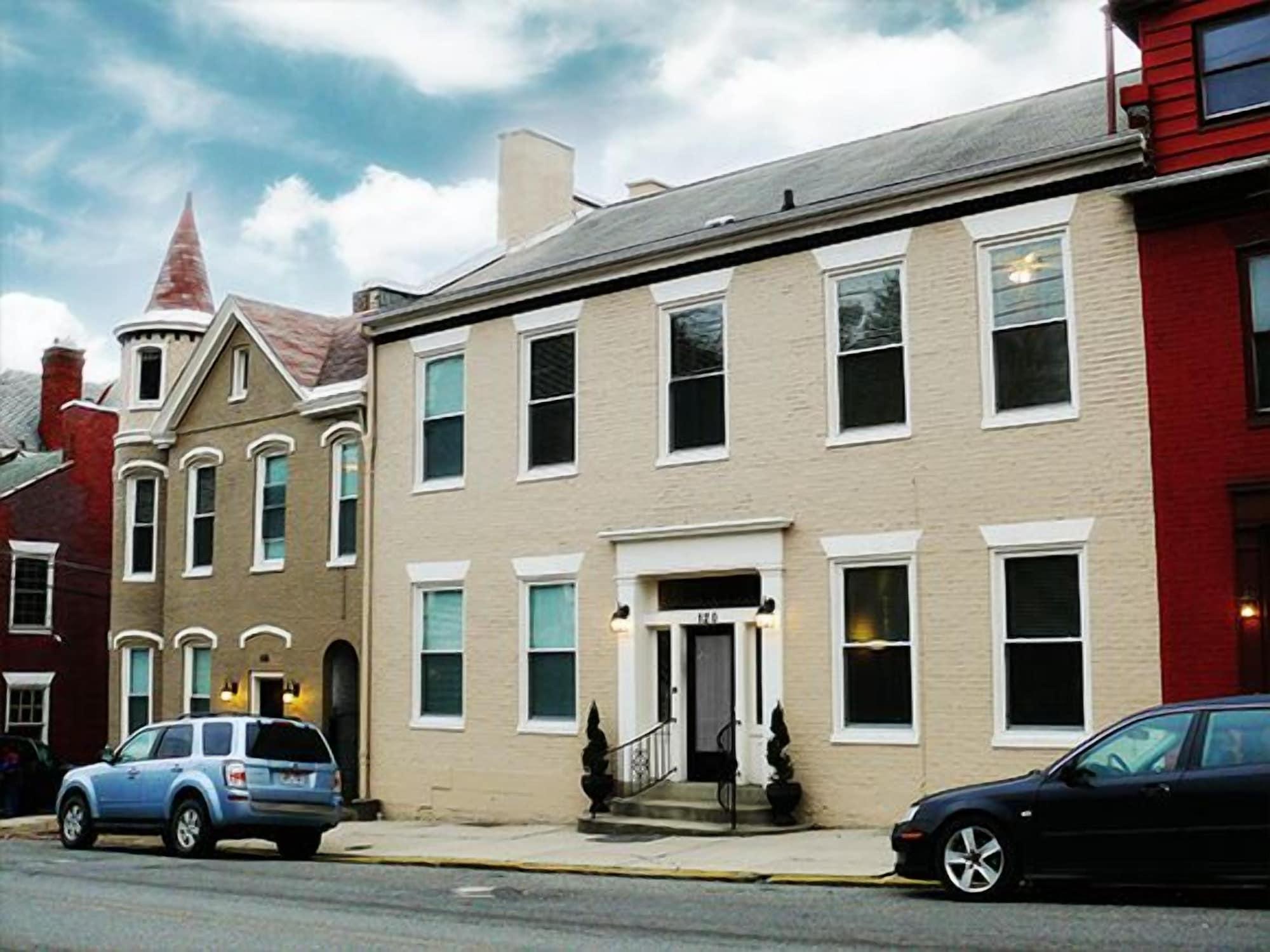 Varios Cumberland Inn and Spa