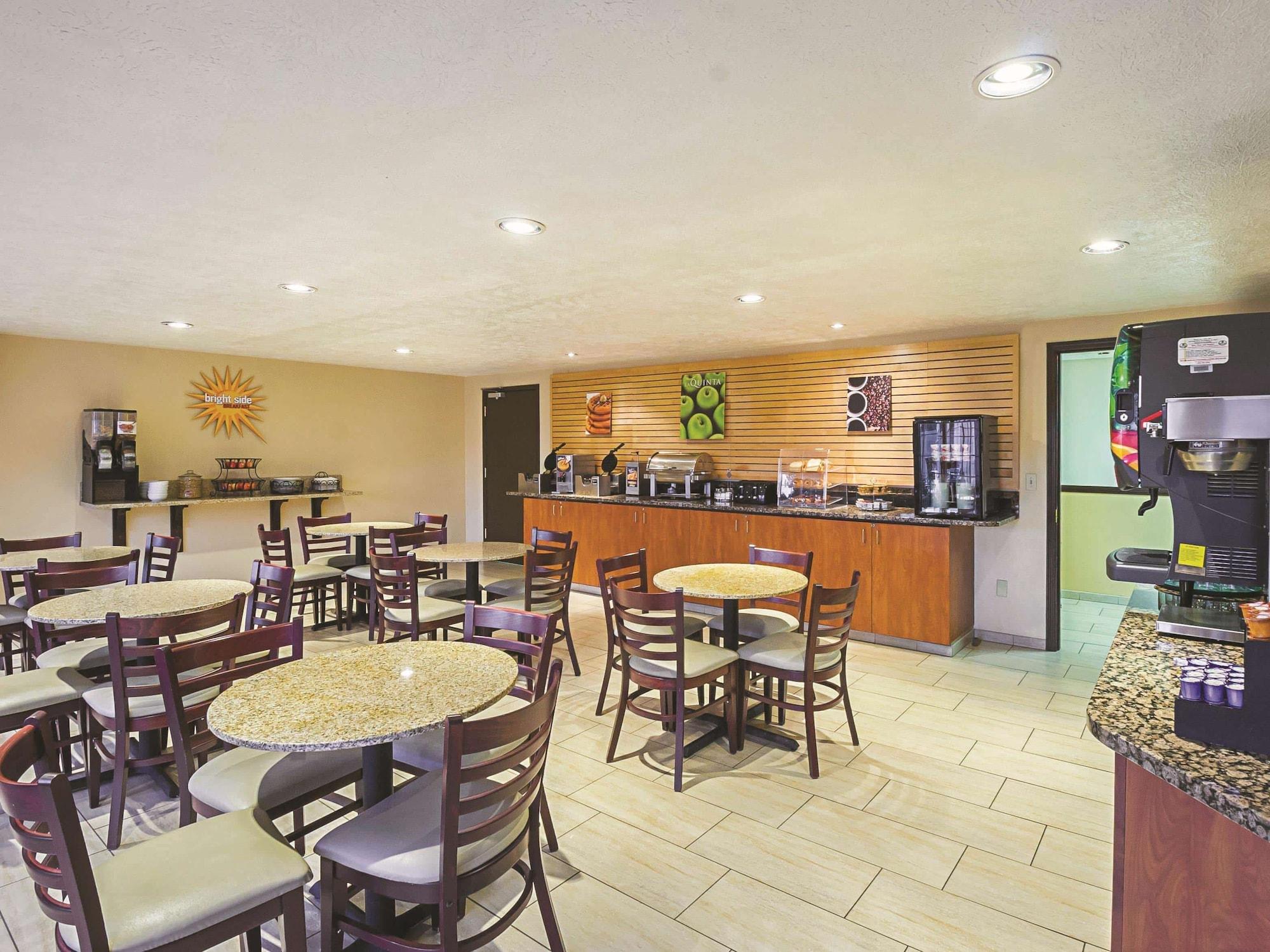 Restaurant La Quinta Inn & Suites by Wyndham Woodburn
