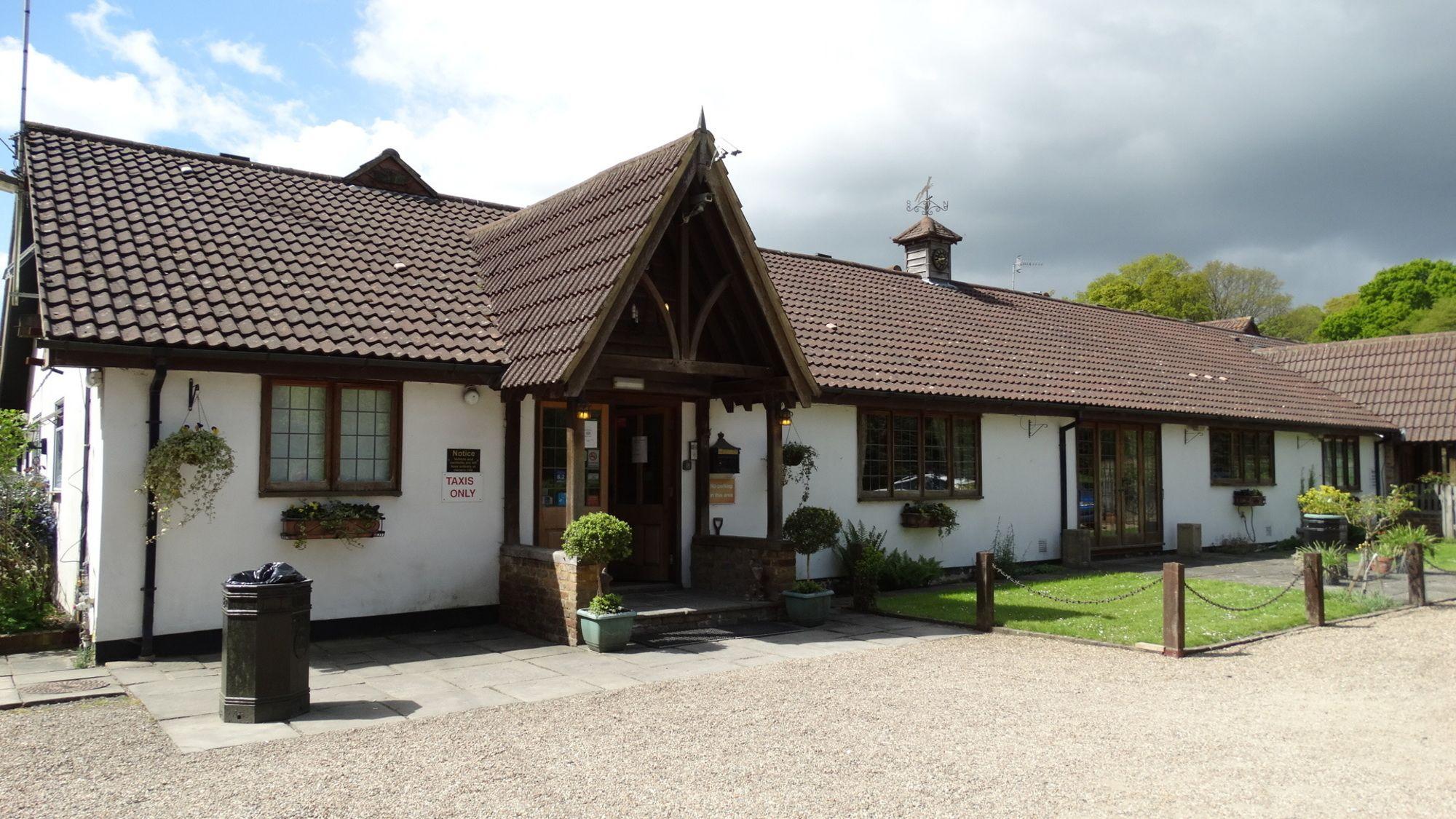 Vista Exterior Little Foxes Hotel & Gatwick Airport Parking