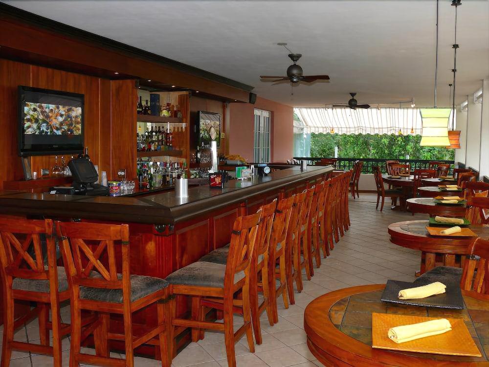 Bar/lounge Cidra Country Club Inn & Villas