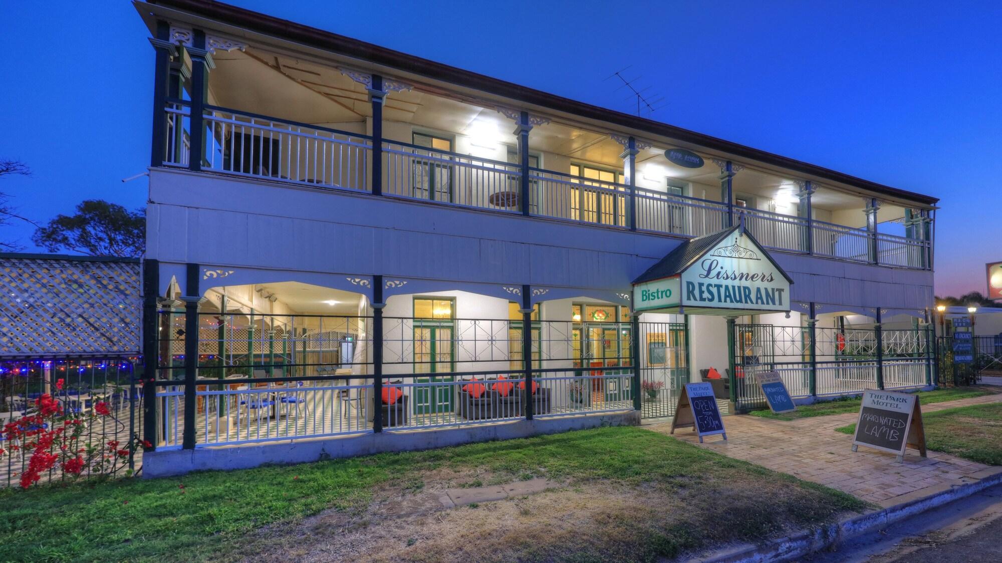 Vista Exterior Charters Towers Park Motel