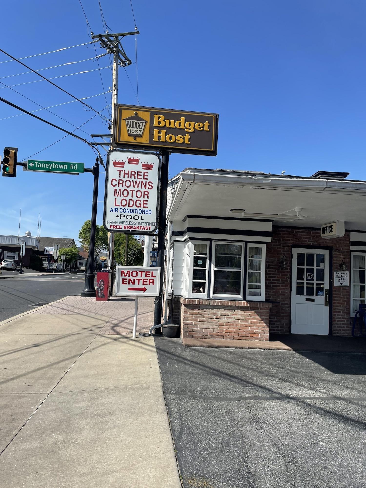Varios Budget Host Three Crowns Motor Lodge