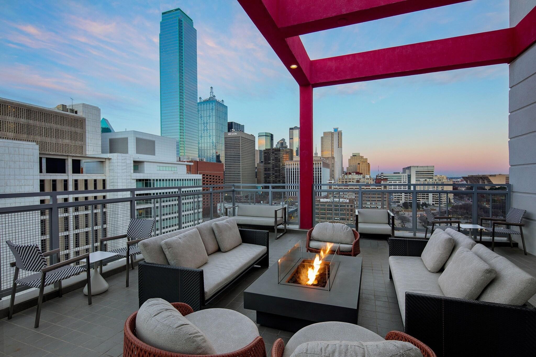 Vista Exterior Courtyard by Marriott Dallas Downtown/Reunion District