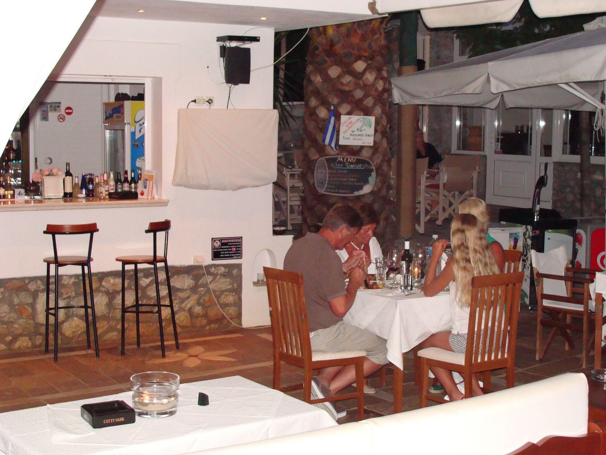 Bar/Salón Villa Christina