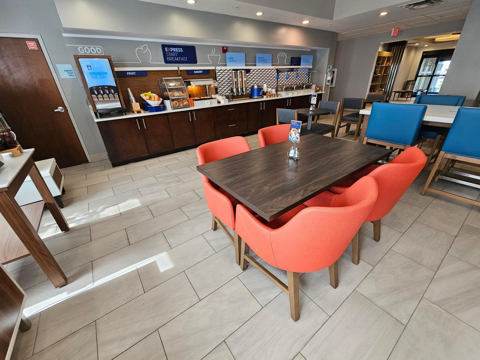 Restaurant Holiday Inn Express and Suites Cincinnati Blue Ash