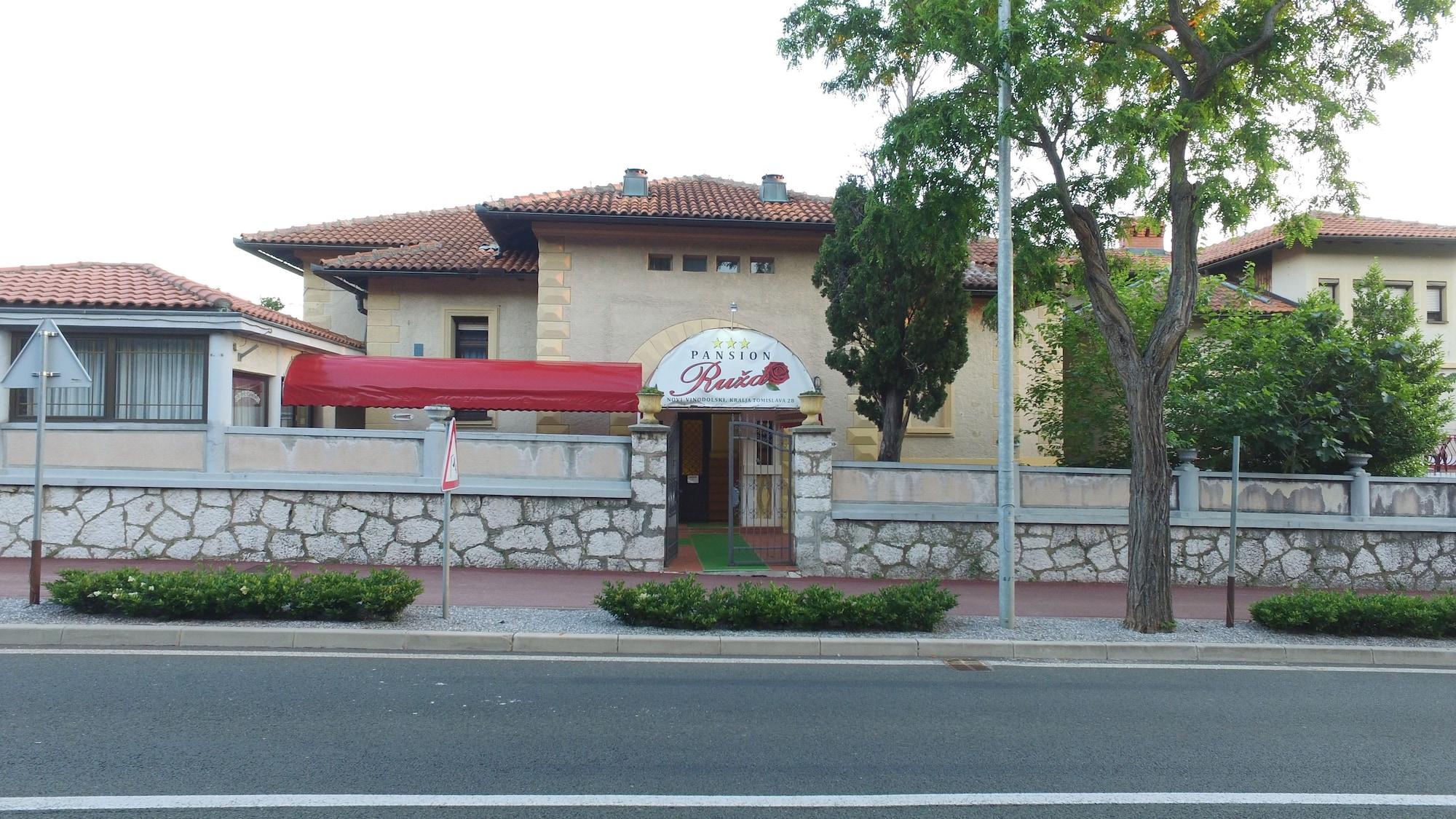 Varios Hotel Ruža
