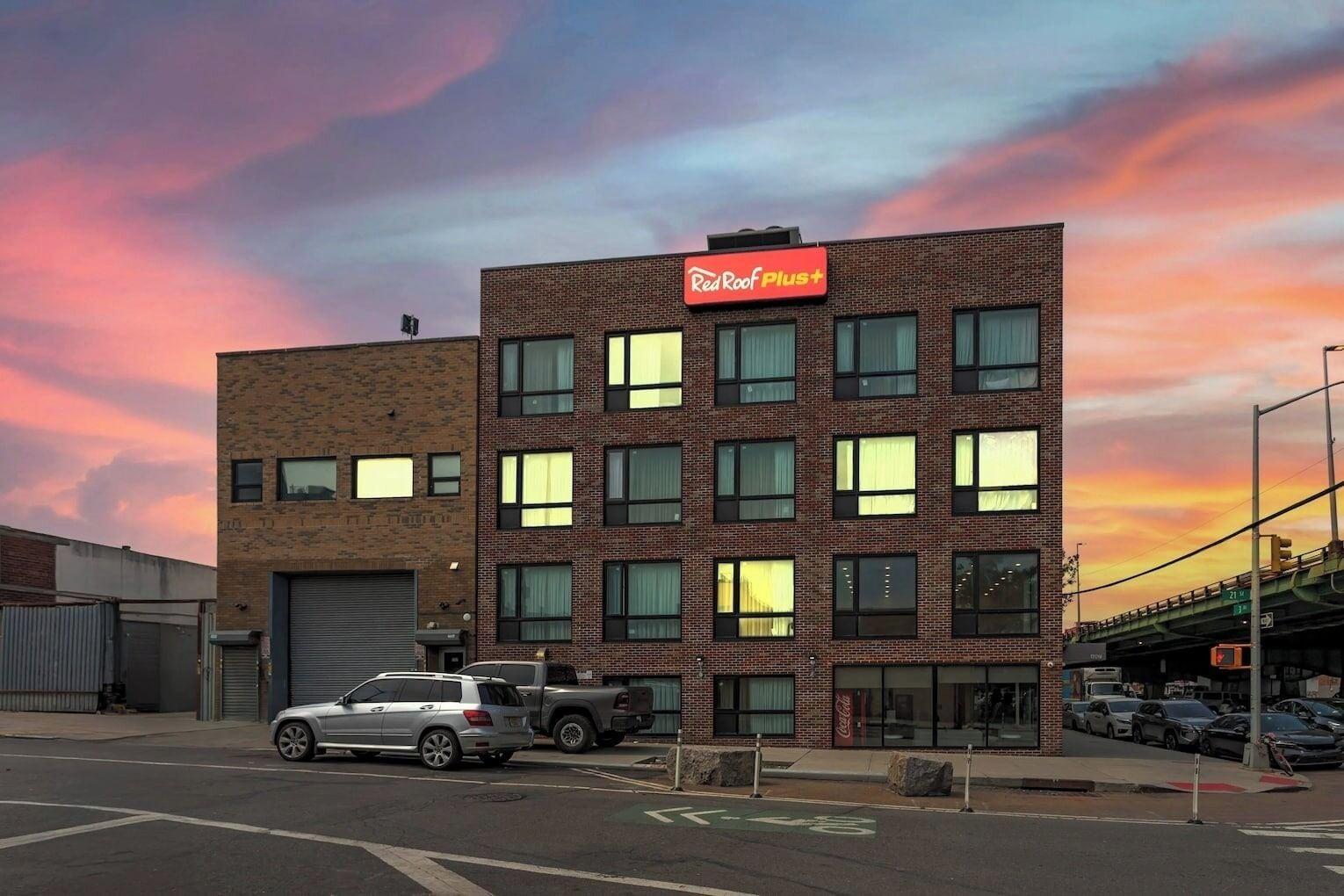 Vista Exterior Red Roof PLUS+ Brooklyn - 3rd&nbsp;Ave