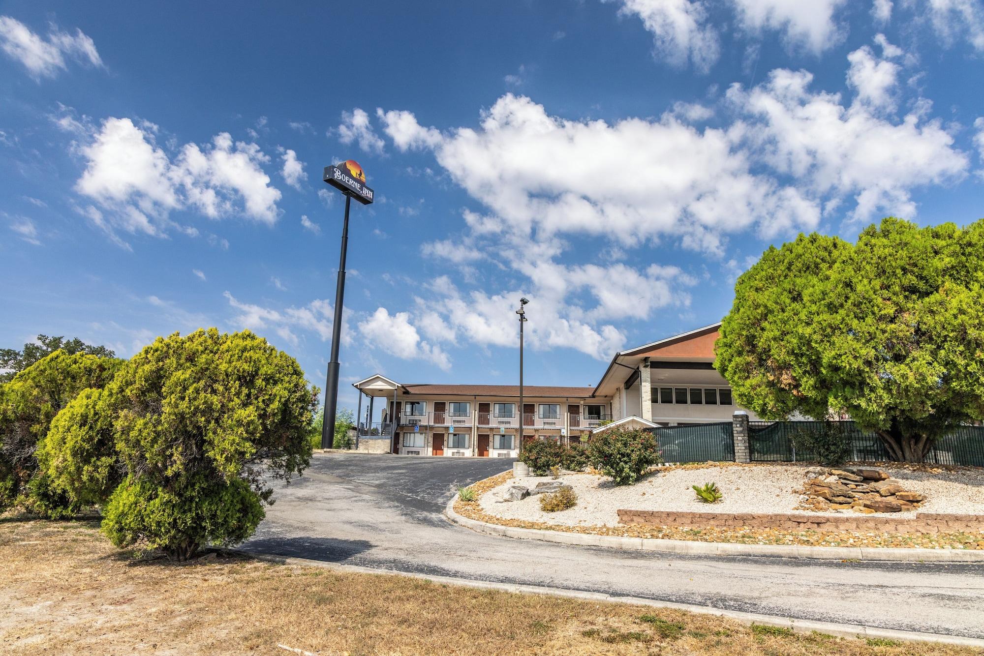 Vista Exterior Boerne Inn and Suites