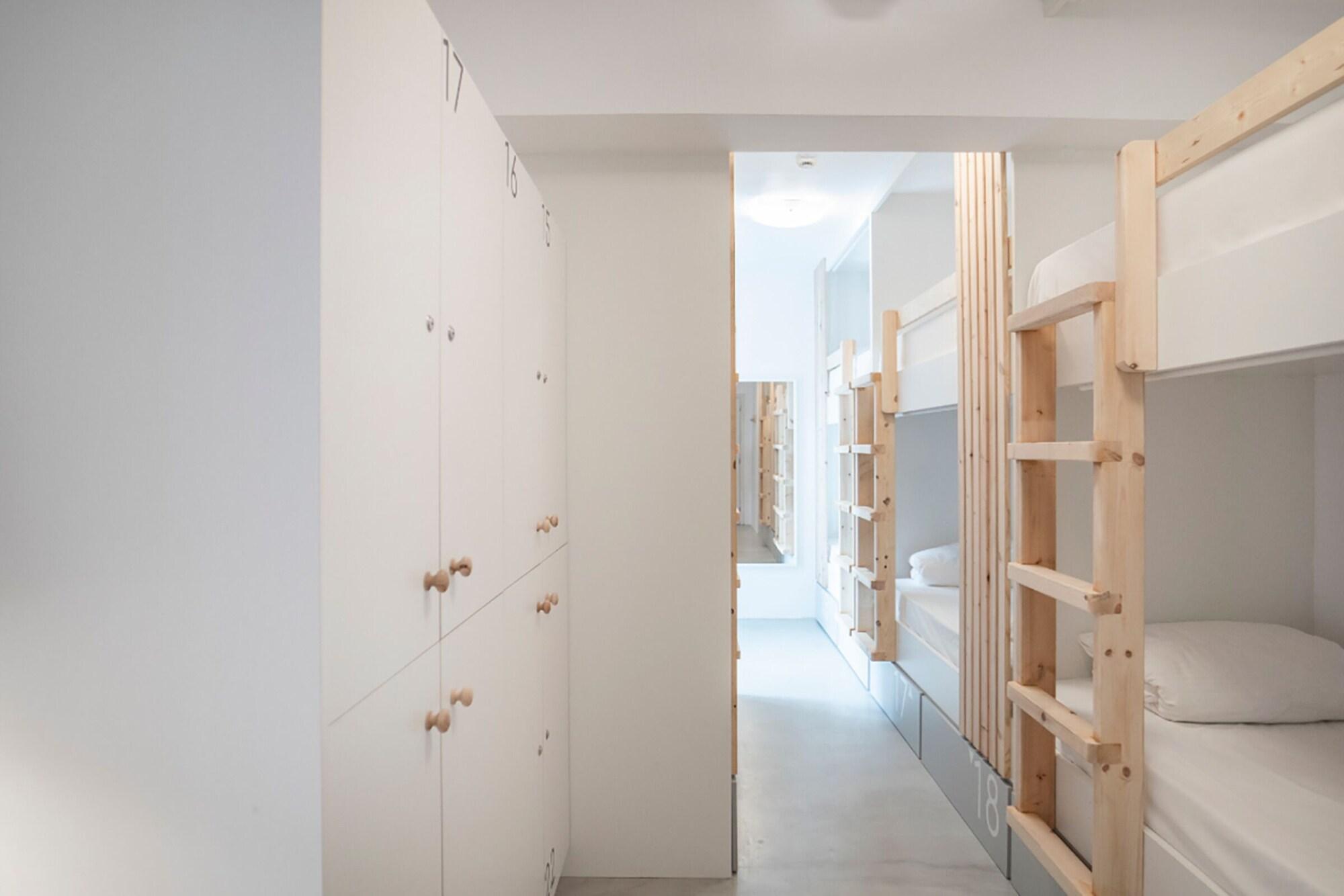 Varios Bedspot Hostel