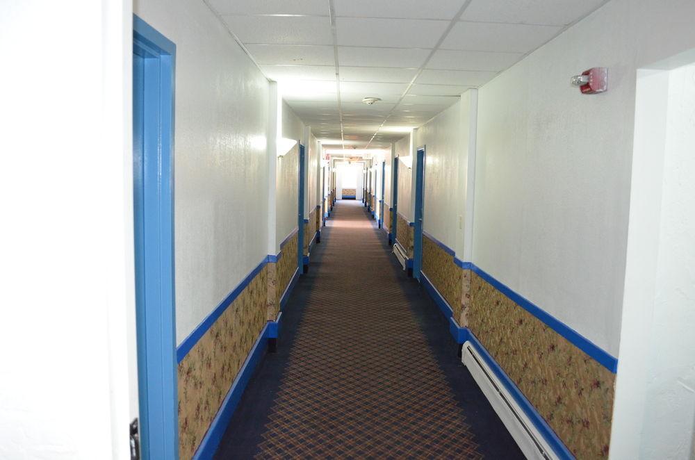Varios Manistee Hotel